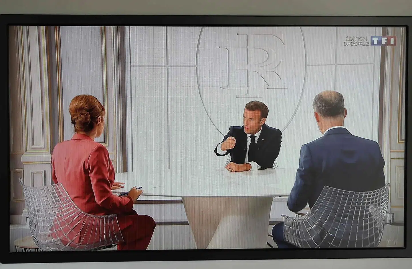 Emmanuel Macron gestikulerer under et TV-interview, hvor han ikke blot forsvarer Gérald Darmanin personligt, men også retten til at udnævne ham på trods af voldtægtsanklagerne.