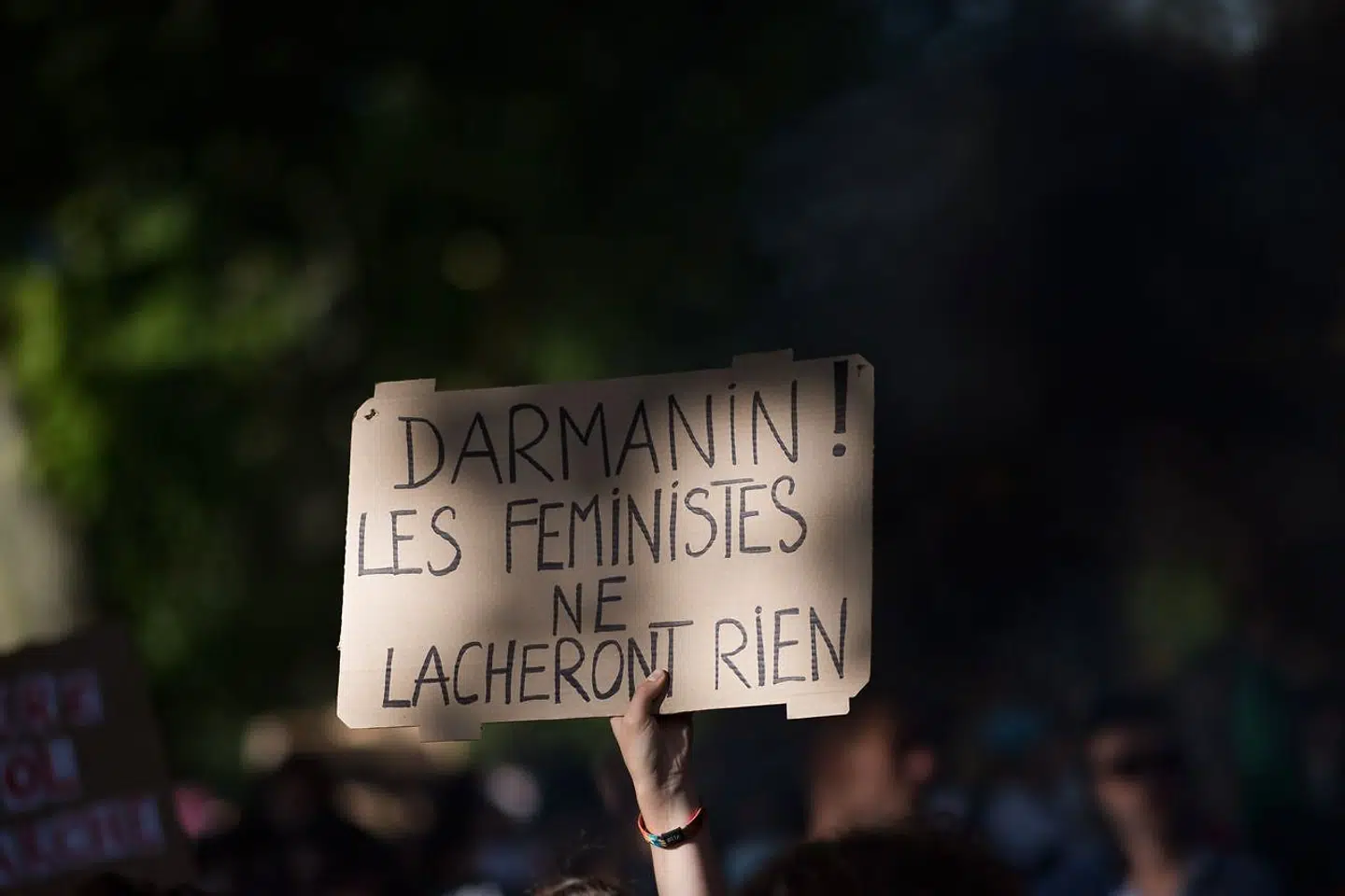 »Darmanin! Feministerne giver ikke slip på noget,« forsikrer en demonstrant under en protest i den vestfranske by Nantes.