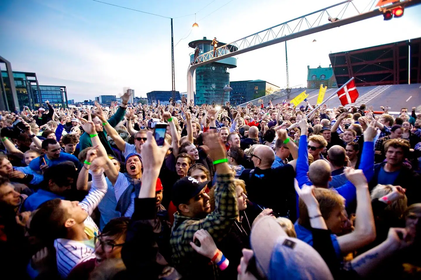 I stedet for at feste indenfor om natten foreslår natklubstifter nu at feste udenfor om dagen. Billedet er fra 2010, hvor der i forbindelse med Distortion blev afholdt rave ved Knippelsbro. Arkivfoto: Nikolai Linares/Ritzau Scanpix