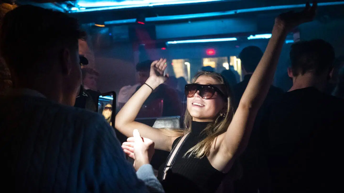 Særligt unge venter i spænding på, at der igen kan festes igennem på natklubber som her på billedet fra Gothersgade i København. Hvorvidt natklubber skal være en del af genåbningens fase fire, er der imidlertid tvivl om blandt eksperter og politikere.