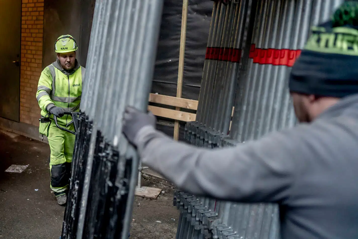 »Den høje mindsteløn i Danmark smitter af på det generelle lønniveau i den lave ende af arbejdsmarkedet. Fristelsen til at tage et hurtigt job med god løn fremfor at uddanne sig er derfor stor, og de unge glemmer eller ser stort på, at man har mindre risiko for at blive arbejdsløs, hvis man har en uddannelse og sørger for løbende at opkvalificere sig,« skriver Birgitte Erhardtsen i denne leder. Arkivfoto: Asger Ladefoged