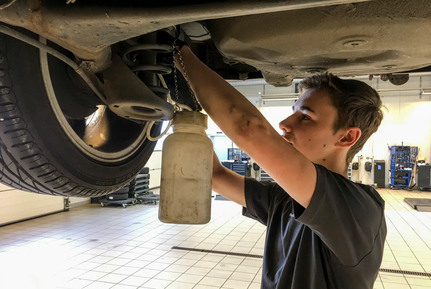 Nicklas Abrahamsen på 19 år i gang med at udlufte bremser som lærling hos Næstved Autocenter. Han er en af de mange elever på erhvervsuddannelserne, som har fået en praktikaftale i hus efter lang tids søgen. Privatfoto