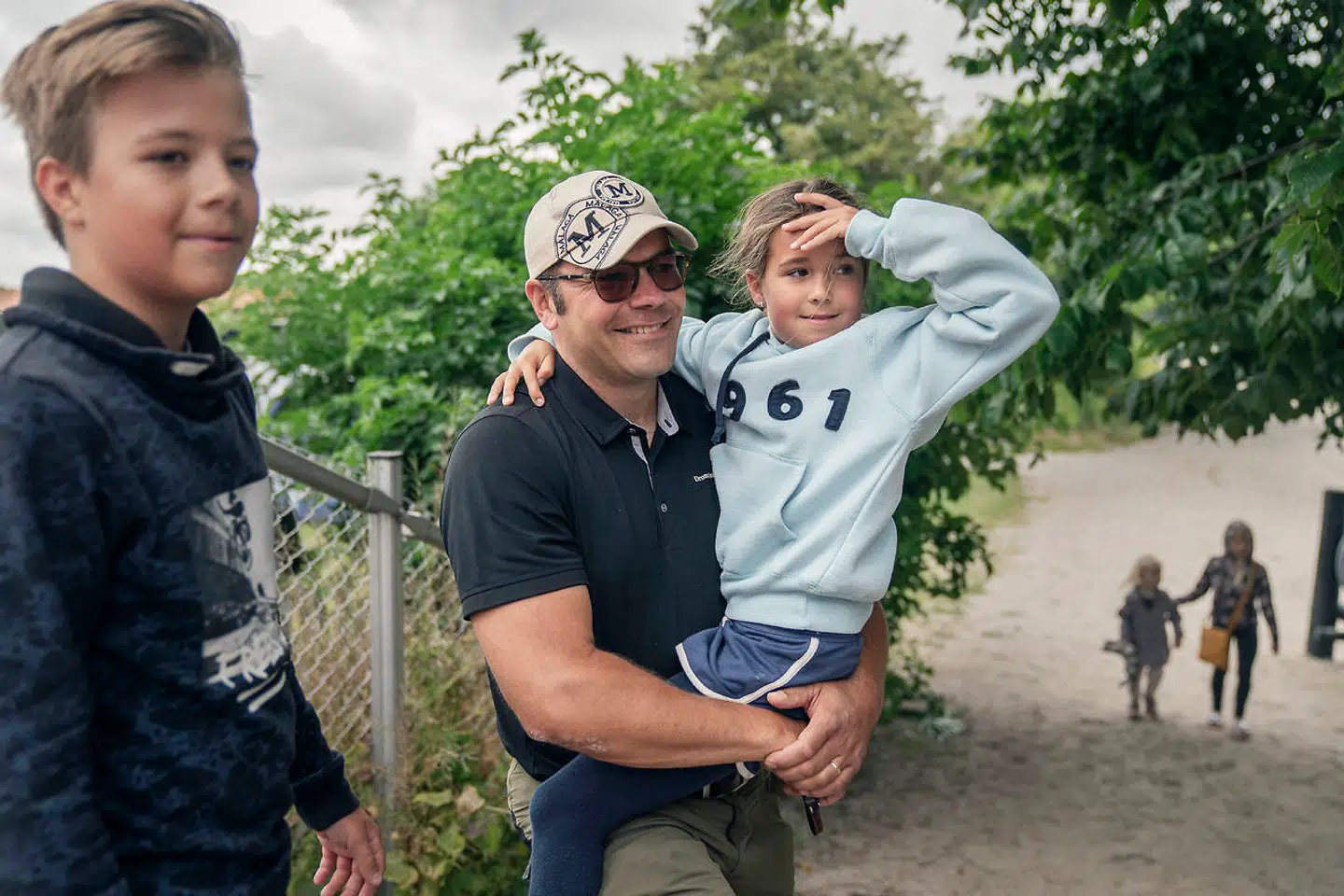 Brian Hedelund Lauridsen, ejer af Dronningmølle Strand Camping & Feriehuse, står med sine børn Karla og Bertram.