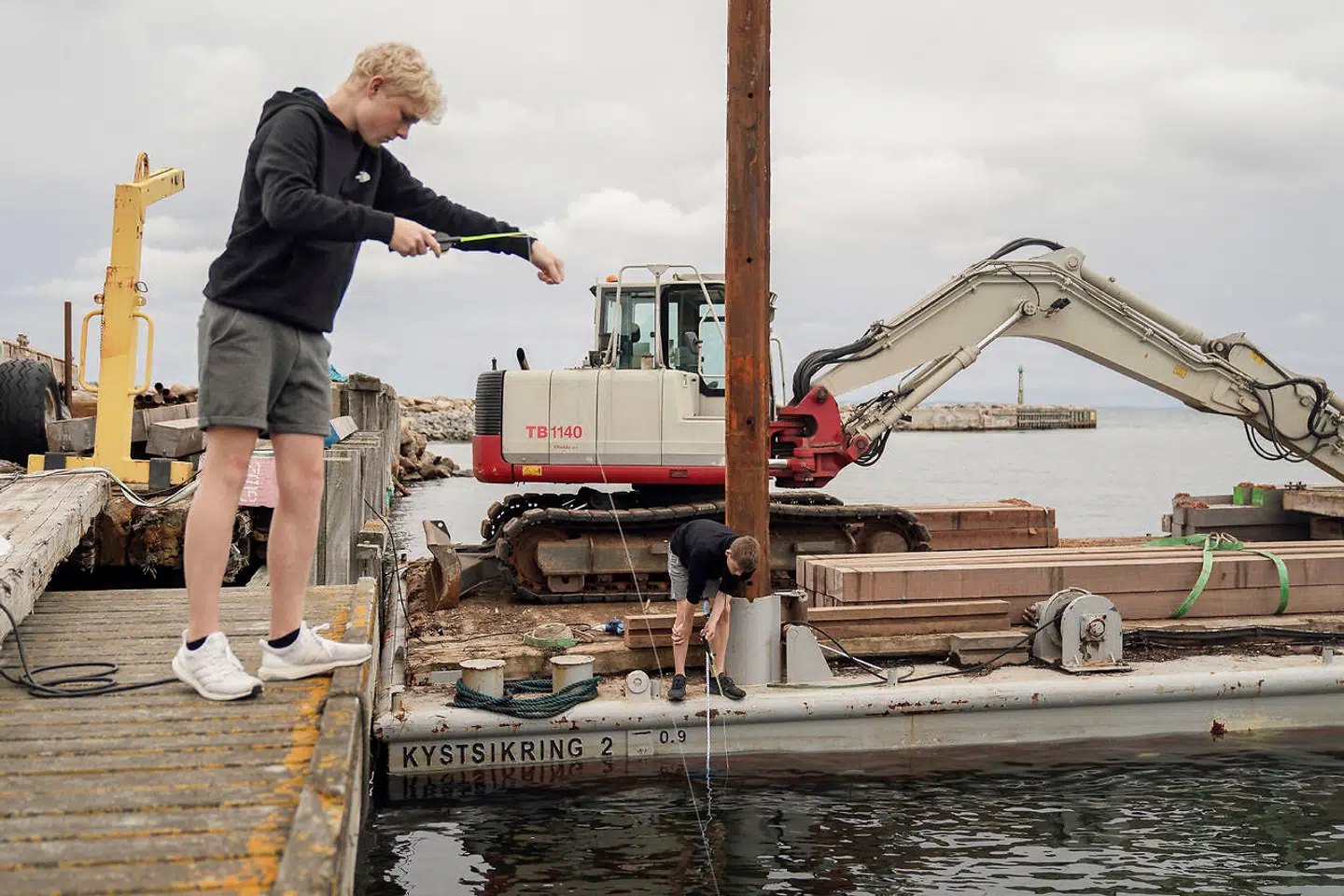 Anne og Glenn Fogh-Andersson er skulle have været på charterferie i år, men valgte i stedet at holde ferien i Nordsjælland. I dag er de taget til Gilleje, hvor børnene Emil og Jonas Fogh-Andersson fanger krabber ved havnen.