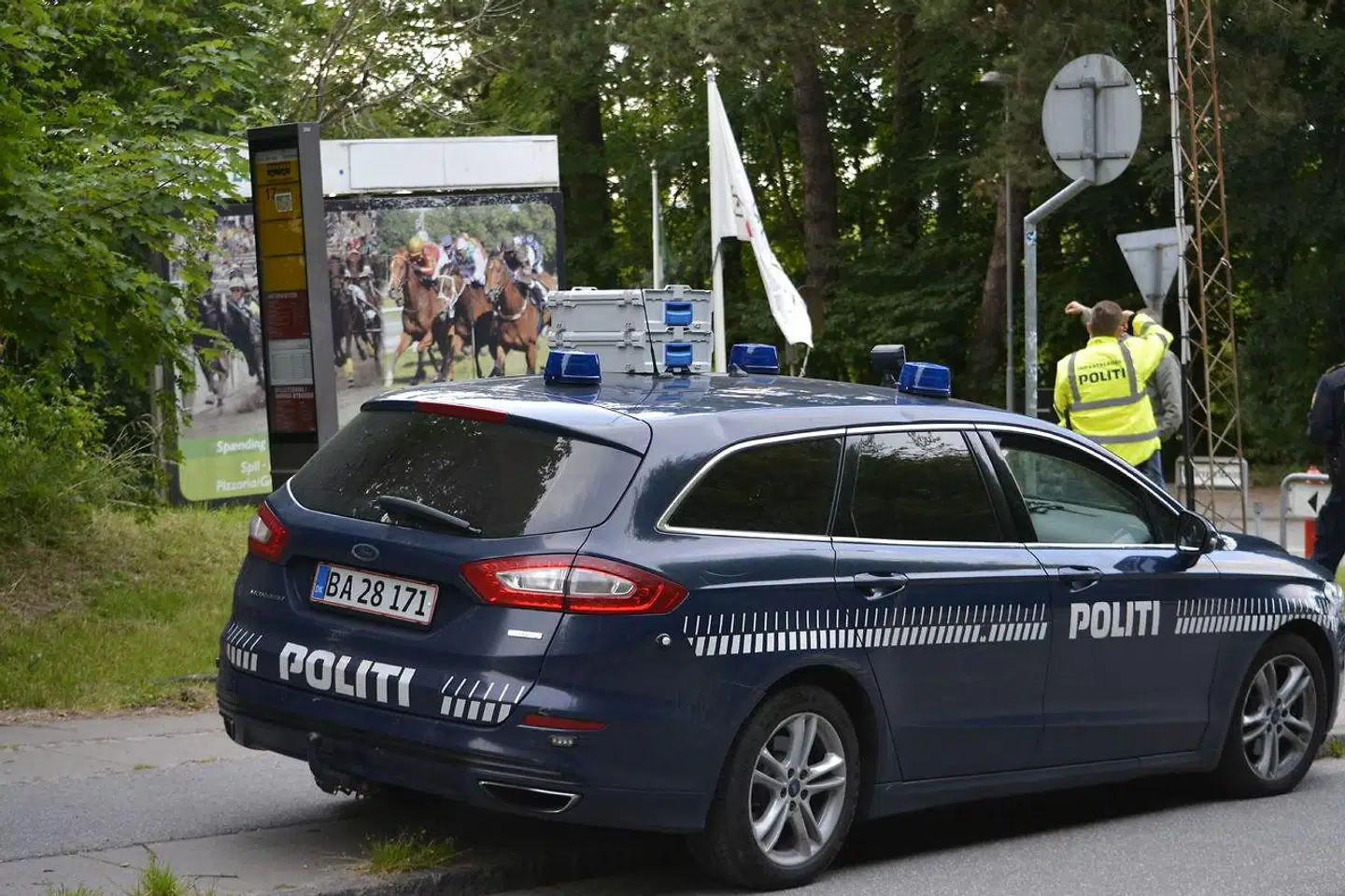 Østjyllands Politi har afspærret et område af omkring travbanen i Aarhus. En 25-årig mand er blevet dræbt af skud.