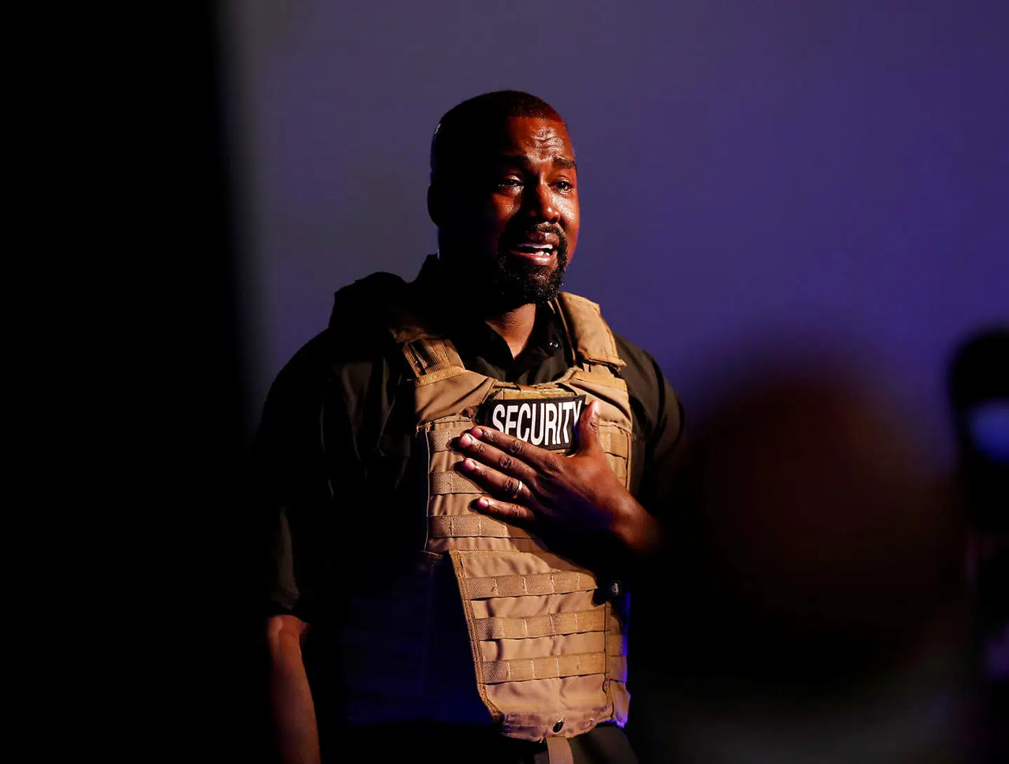 Kanye West afholder i øjeblikket vælgermøder i USA. Dette billede har været at finde i flere udenlandske medier, fordi musikstjernen her brød sammen under et af møderne.