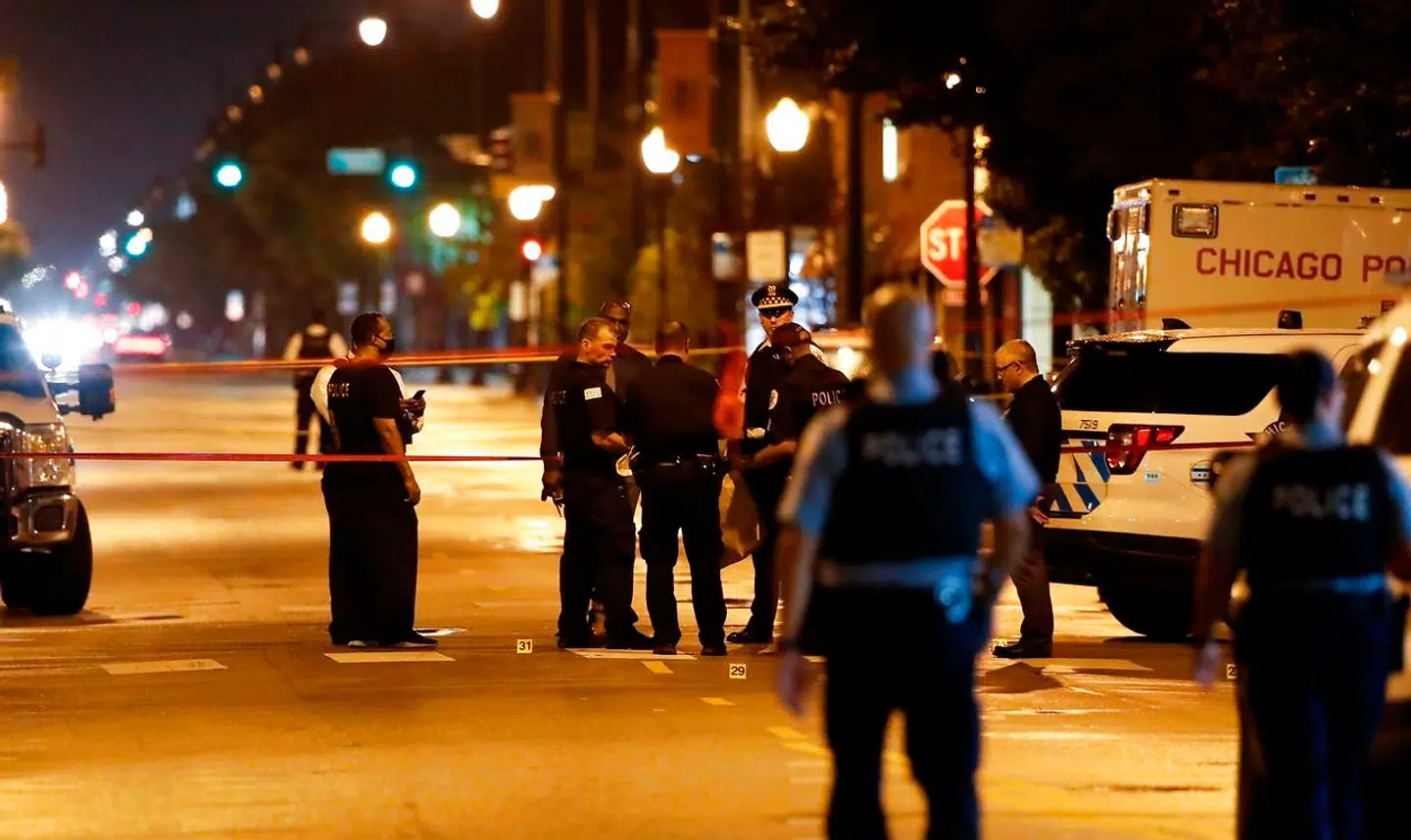 14 personer blev tirsdag aften skudt ved en begravelse i den amerikanske storby Chicago.