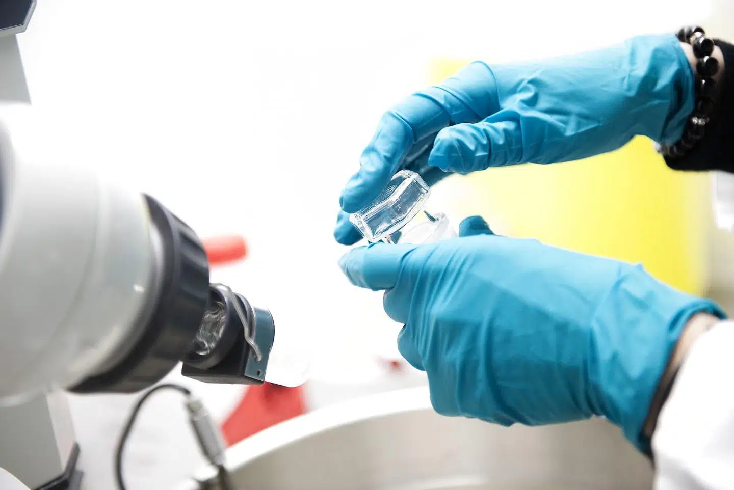 »Når man blander videnskab og politik bliver resultatet uundgåeligt politisk. Det er der ikke noget galt i. Men det gør det nødvendigt, at uafhængige forskere blander sig i debatten, ligesom deres rådgivning i højere grad bør indgå i beslutningsprocesserne åbent og gennemsigtigt,« skriver Ida Donkin, Jens Lundgren og David Budtz Pedersen.