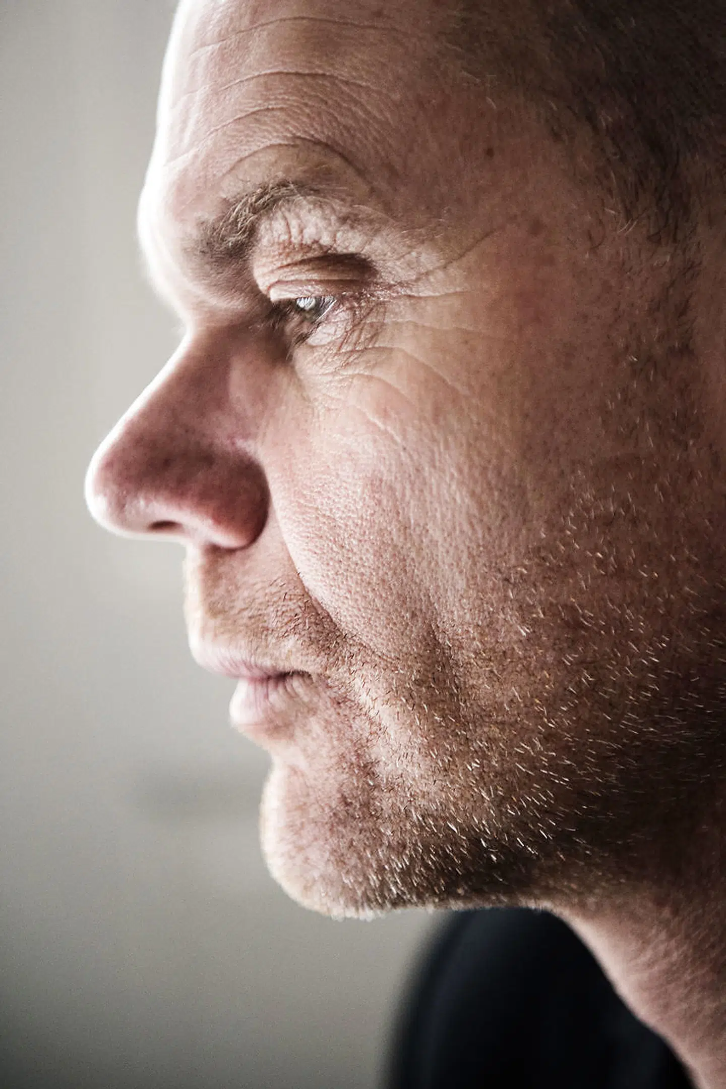 »Noget, jeg hader i skriftsproget, er blinkesmileyen. Den skulle rituelt afbrændes på Rådhuspladsen. Man kan ikke bare smide en sviner og så lige runde af med den. Det er så nedladende.«