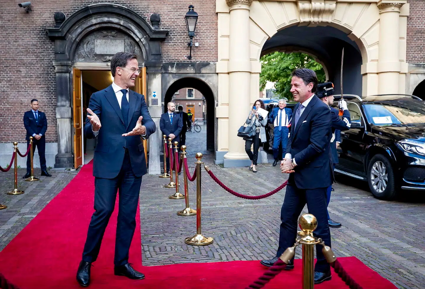 Smilene var store, da Hollands premierminister Mark Rutte 10. juli fik besøg af sin italienske Giuseppe Conte som »opvarmning« til topmødet. Til gengæld har bissen væet skruet på under de seneste dages forhandlinger om en gigantisk EU-hjælpeplan.