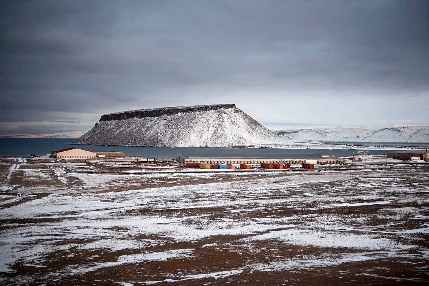 Siden 1952 har amerikanerne haft Thulebasen i Grønland, hvorfra de via gigantiske paraboler kan følge fjenders mindste bevægelser på slagmarker helt til Mellemøsten.