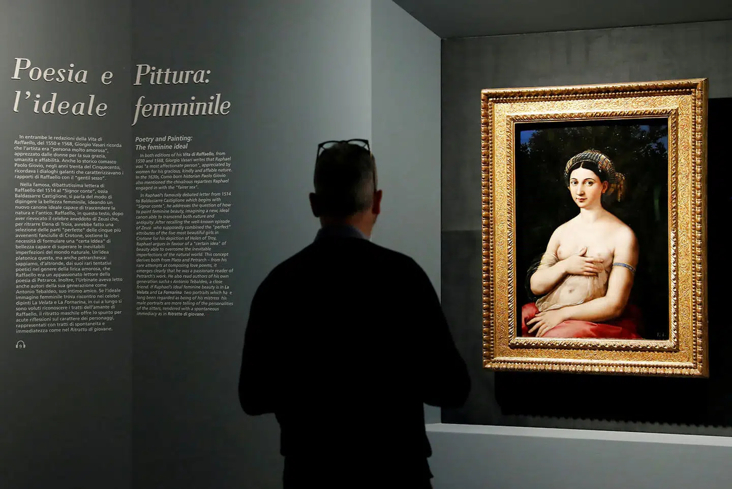 »La Fornarina« bliver vist i Rom, på Scuderie del Quirinales rekordstore Rafael-udstilling, der åbnede i anledning af 500-året for kunstnerens død, men måtte lukke midlertidigt på grund af covid-19. Udstillingen er nu åbnet igen.