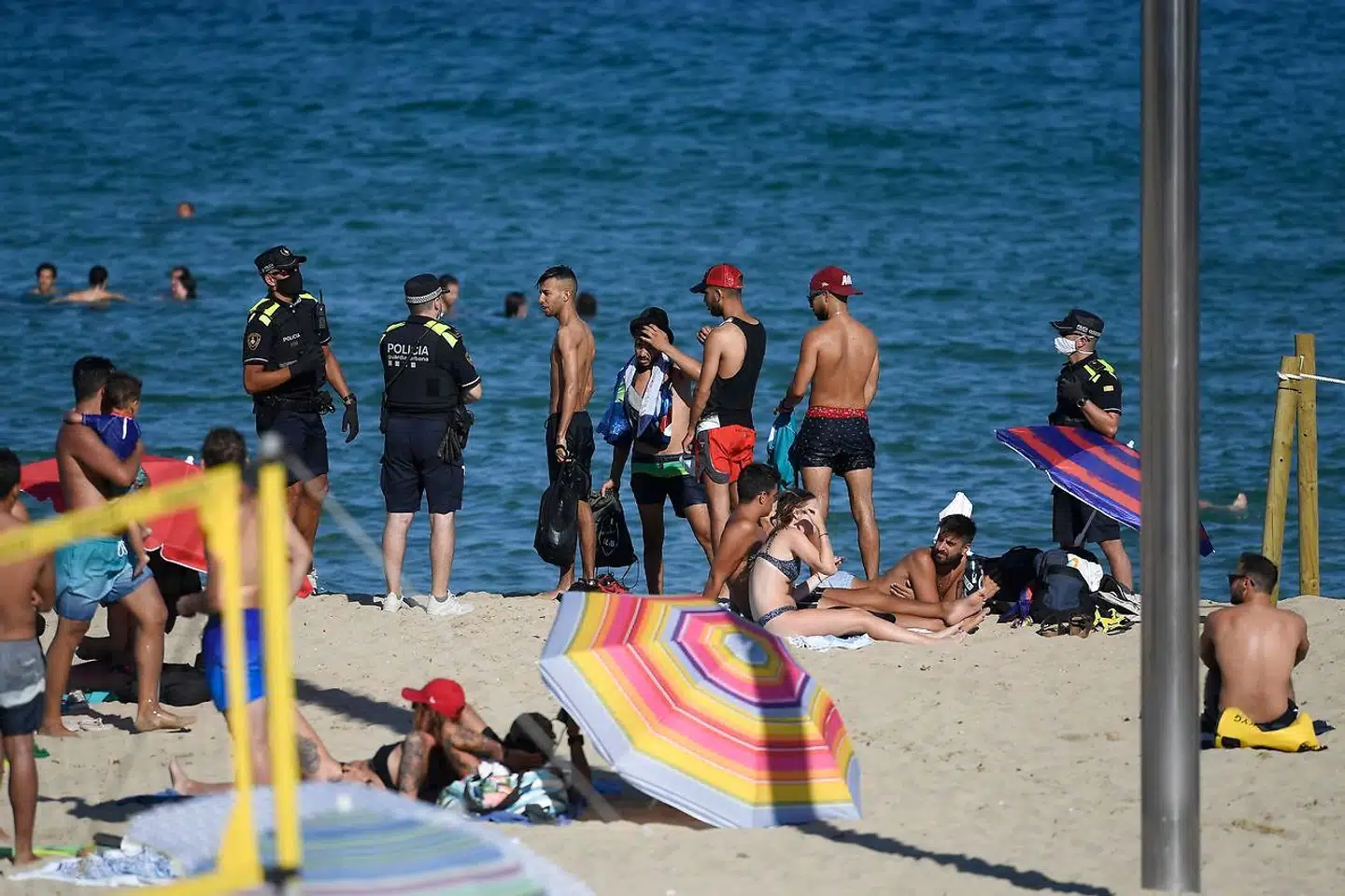 Politifolk beder badegæster forlade en af Barcelonas strande, hvor de lokale i den forgangne weekend stimlede sammen på trods af myndighedernes opfordring til at blive hjemme. Antallet af smittede med coronavirus er i løbet af den seneste uge mere end tredoblet i den spanske storby.