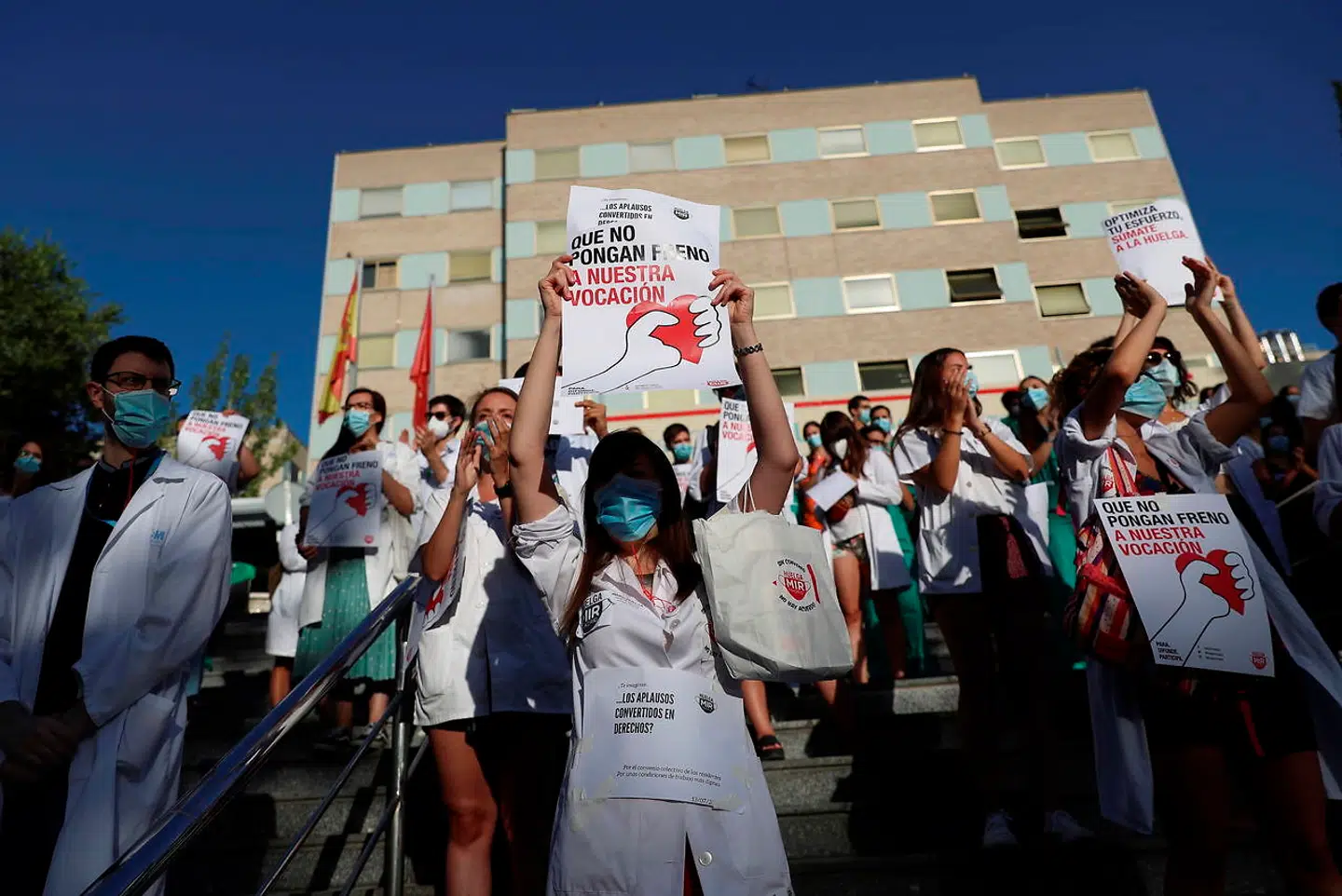 Nedskæringerne efter finanskrisen gik hårdt ud over det spanske sundhedsvæsen. Her demonstrerer reservelæger tidligere på måneden mod »udbytning« og for »en værdig overenskomst« uden for Gregorio Marañon-hospitalet i Madrid.