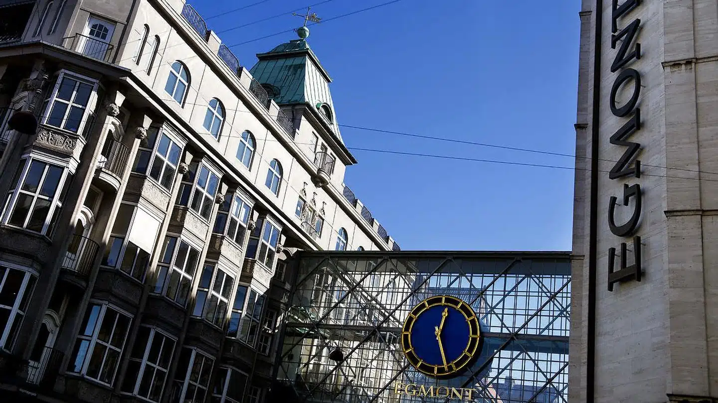 Egmonts bygning er forbundet med Filmhuset med den ikoniske glasbro over Vognmagergade i det indre København. Egmont og Det Danske Filminstitut vil bygge en tagterrasse på 1.700 kvadratmeter, der skal huse en række af Filmhusets nuværende aktiviteter og en ny biograf med plads til 130 publikummer.