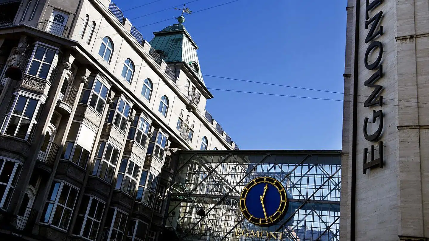 Egmonts bygning er forbundet med Filmhuset med den ikoniske glasbro over Vognmagergade i det indre København. Egmont og Det Danske Filminstitut vil bygge en tagterrasse på 1.700 kvadratmeter, der skal huse en række af Filmhusets nuværende aktiviteter og en ny biograf med plads til 130 publikummer.