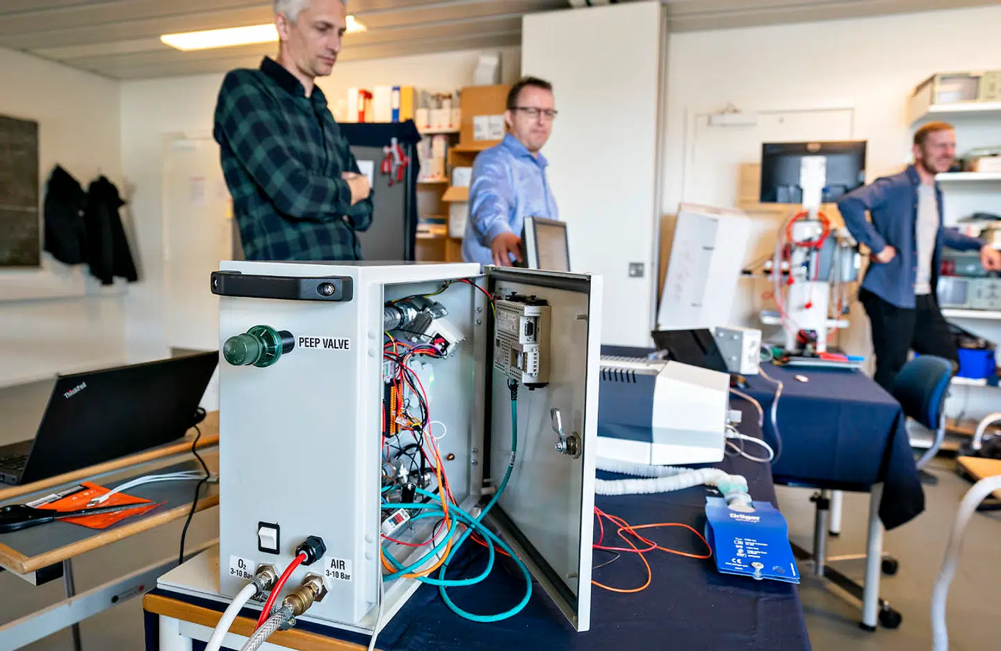 På Aalborg Universitet har en forskergruppe udviklet en ny nødrespirator, som er billig og enkel at bygge.