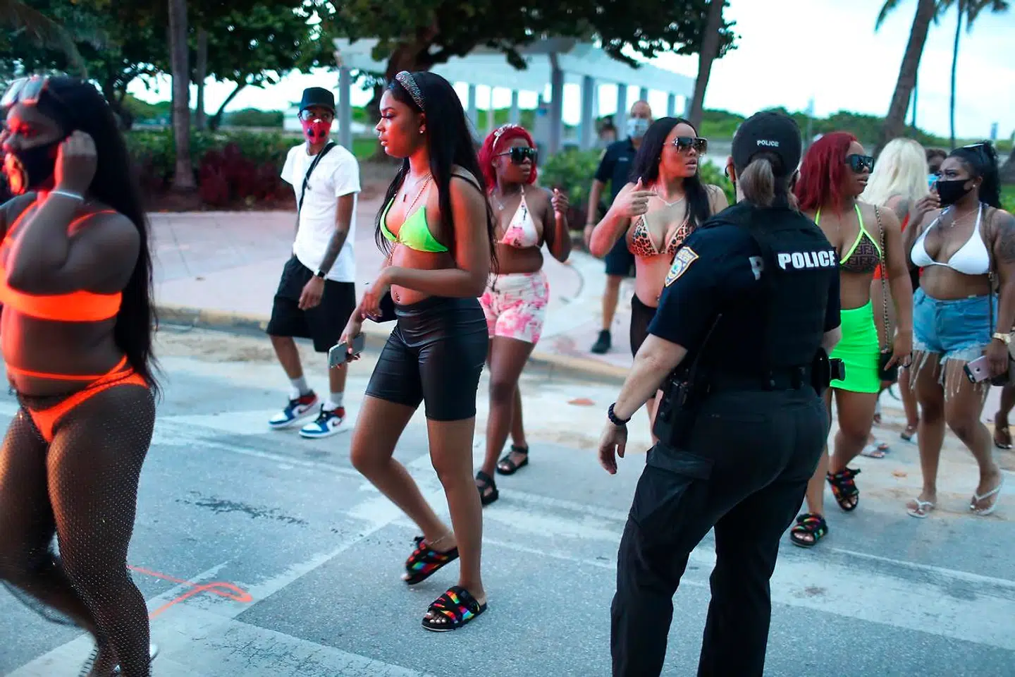 Politiet genner strandgæster væk fra stranden i Miami Beach i weekenden, da der blev genindført udgangsforbud fra klokken 20 om aftenen til næste morgen kl. 6 for at lægge en dæmper på udbredelsen af covid-19.