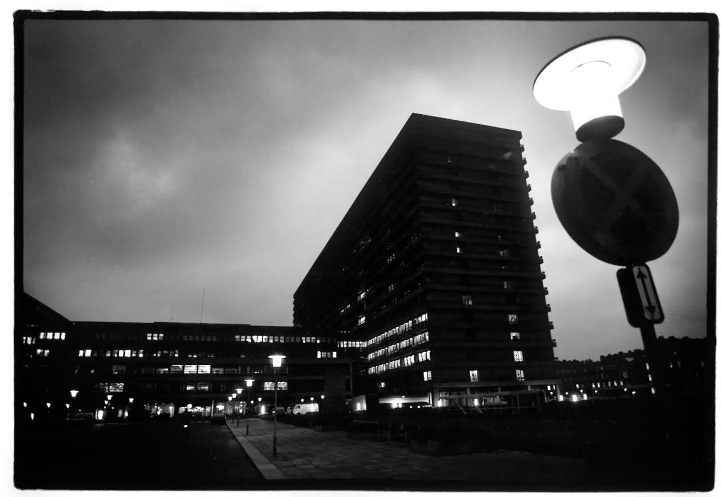 I »Postkort fra Californien« fortæller Tonny Vorm den stærke og bevægende historie om et år med børnekræftafdelingen på Rigshospitalet som verdens centrum og med en kalender, hvor blodprøver, kemoterapi, scanninger, bestrålinger og operationer styrer alt.