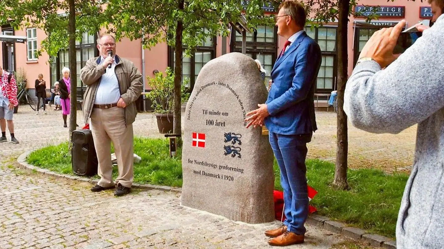Formanden for Grænseforeningen i København og Frederiksberg, Anders Kaare, og formanden for kulturudvalget på Frederiksberg, Nikolaj Bøgh, ved indvielsen af mindestenen foran Arveprins Knuds Kollegium på Frederiksberg 11. juli.