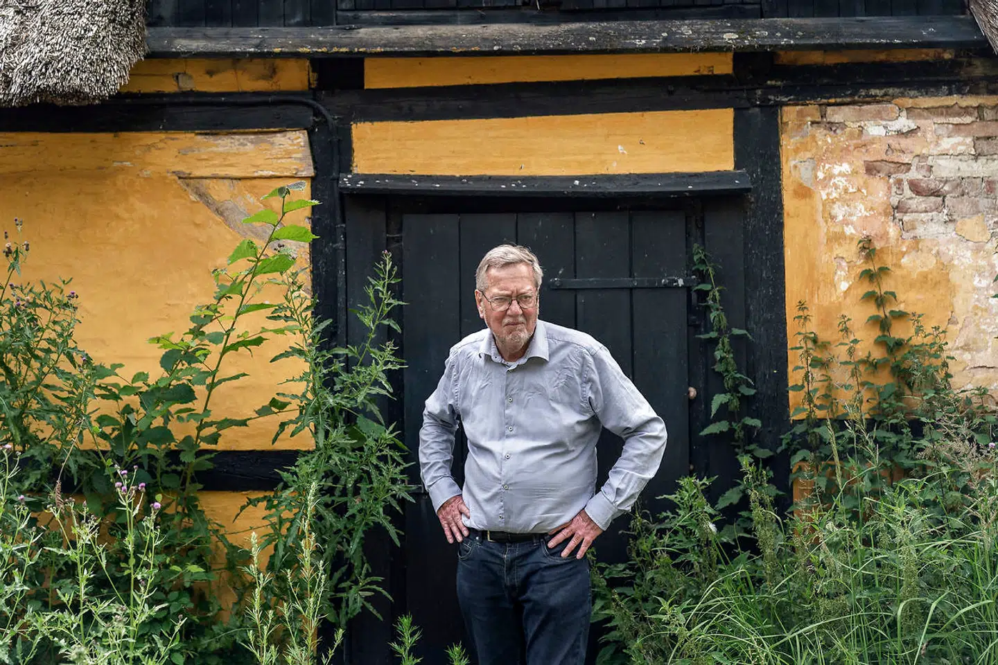 Per Stig Møller har tit gået ture gennem skoven omkring Dæmpegård og er nu gået ind i kampen for at redde den mere end 200 år gamle skovridergård, der er alvorligt truet af nedrivning.