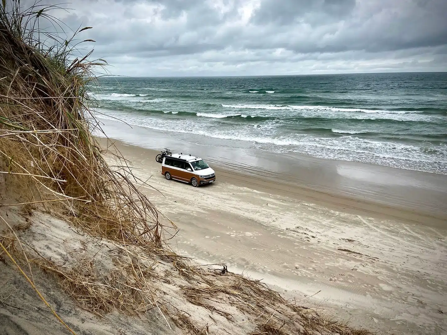 Volkswagen California på Vestkysten. En del af Danmark, der byder på forrygende surfing, cykling og kaffe.