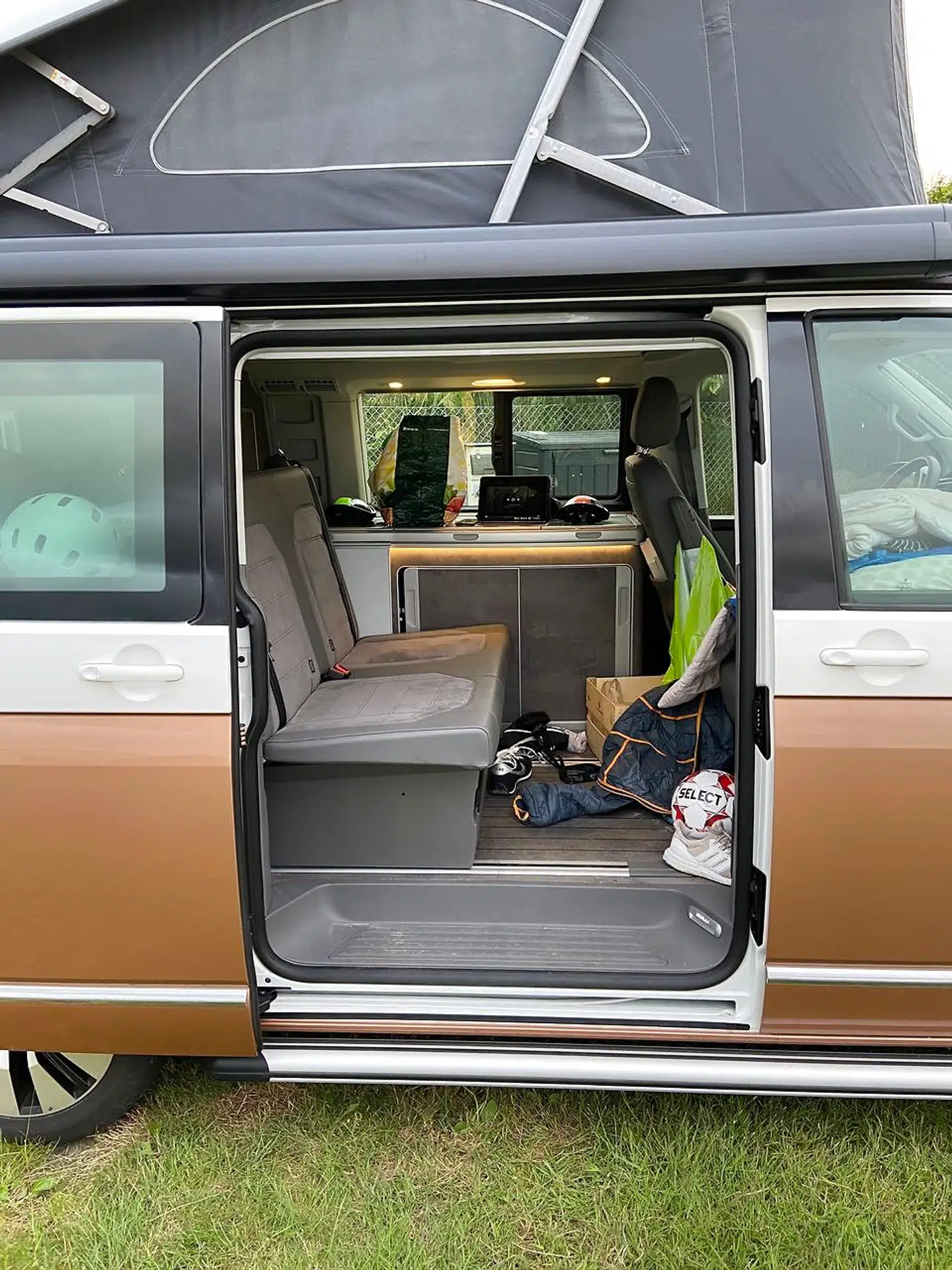 Dagligstuen klar til aftenhygge med »Badehotellet« på iPadden.