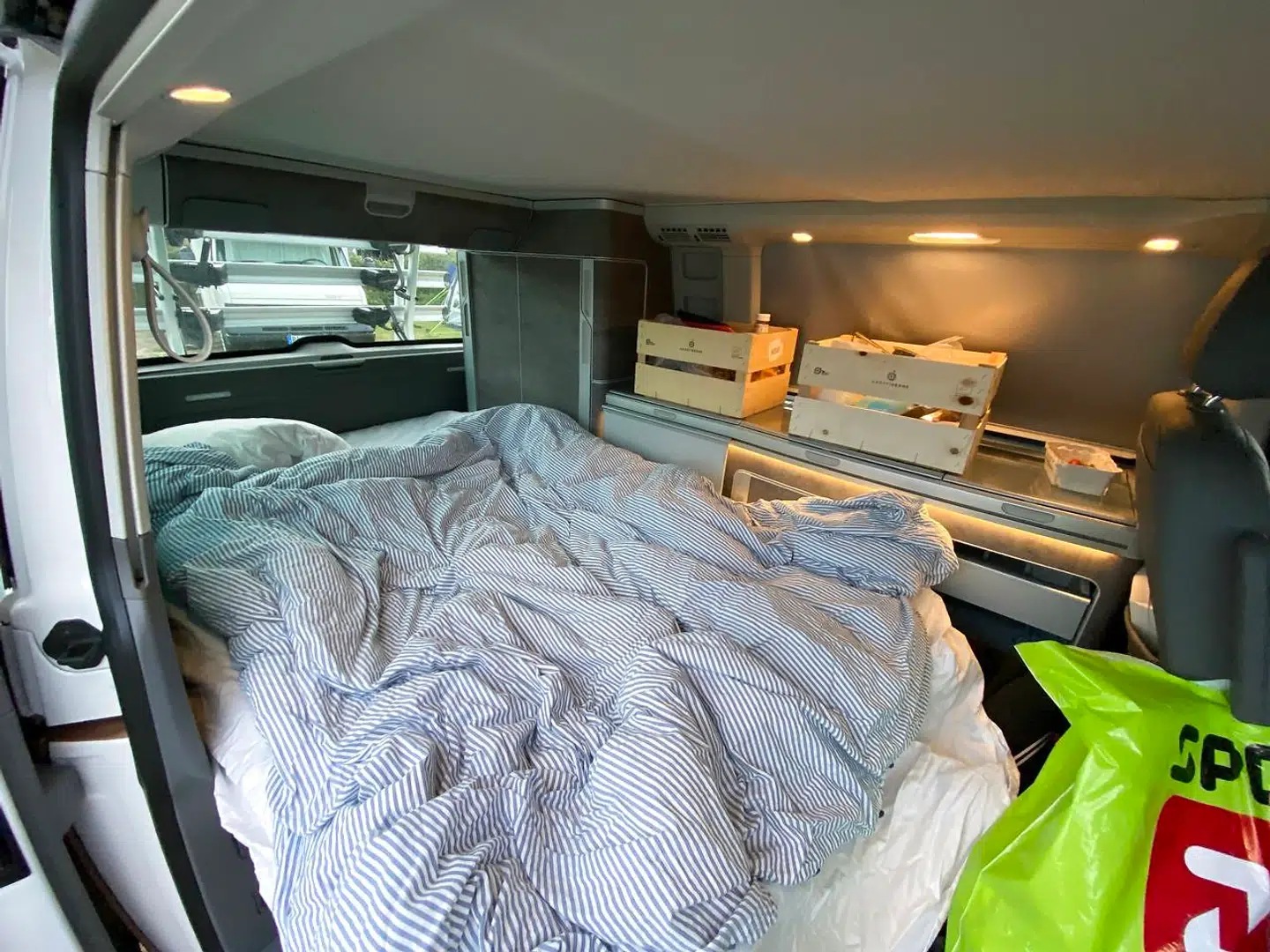 Fra dagligstue til soveværelse. California byder på op til fire sovepladser, men man skal jonglere lidt rundt med bagagen for at kunne benytte sengen. Sengen består af det nedfældede bagsæde og en fastmonteret bundplade bagerst i kabinen.