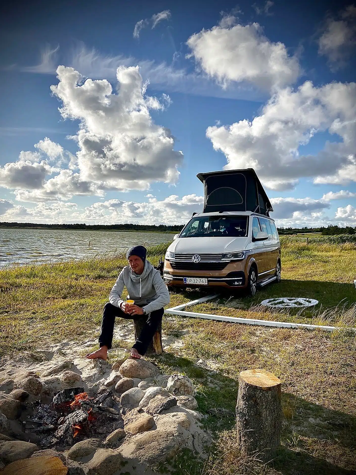 På California Stay tilbyder Volkswagen danske California-ejere overnatninger på private lodsejeres grunde. Overnatningerne bookes på volkswagen.dk. Her er vi tjekket ind ved Flade Sø nord for Agger, hvor blæsten fra Vesterhavet dikterer varm hovedbeklædning.