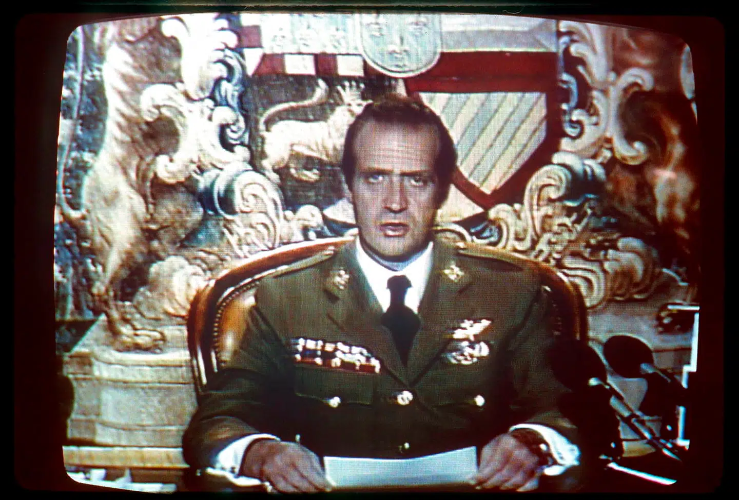 Juan Carlos' stjernestund under det militære kupforsøg i 1981, hvor han i en dramatisk TV-tale til nationen bakkede op om demokratiet. Siden har eventyret om den unge monark, der gav spanierne friheden tilbage efter 40 års fascistisk inspireret diktatur, udviklet sig til en rædselsberetning om hovmod, utugt og ikke mindst grådighed.