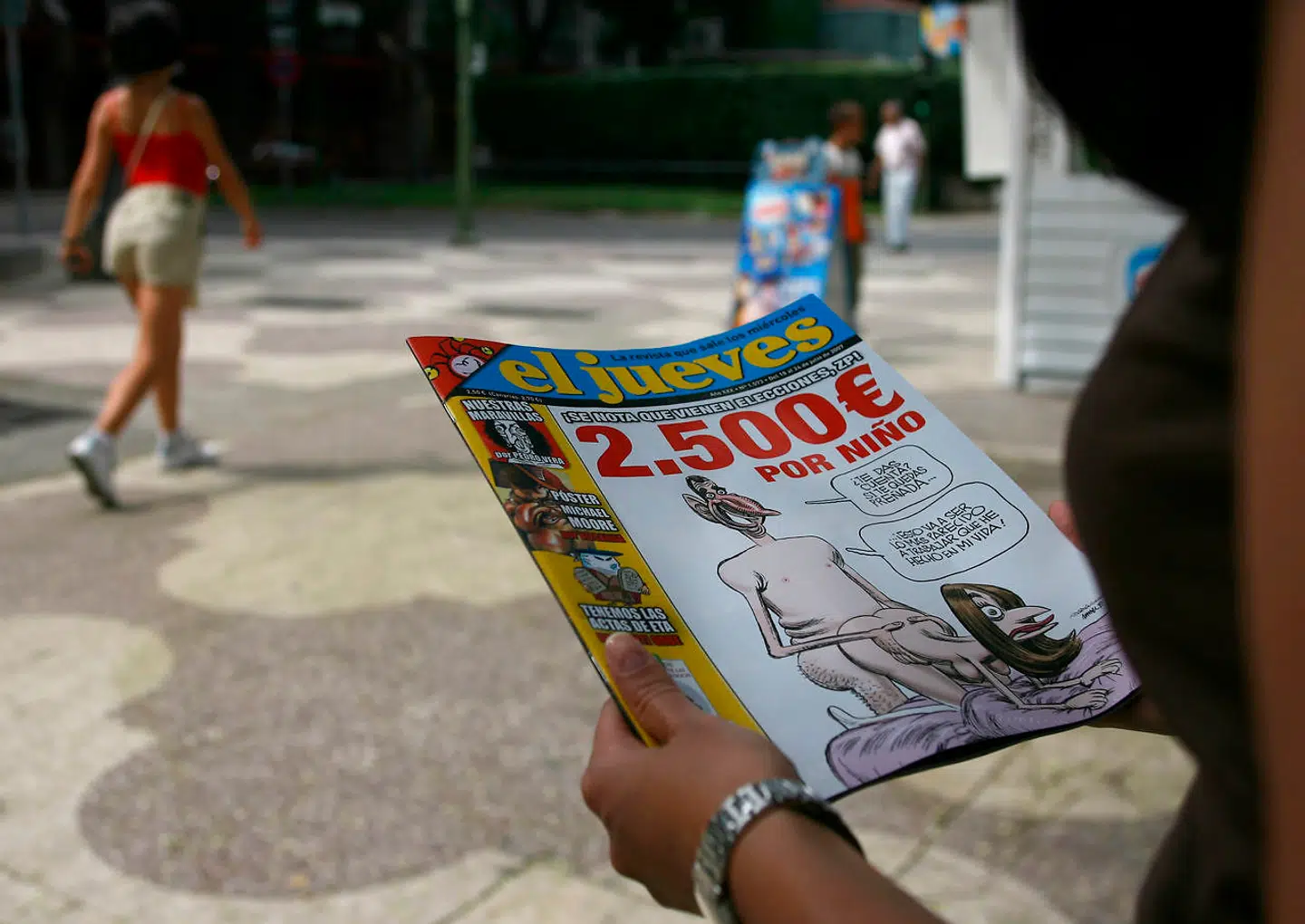 Den spanske anklagemyndighed beslaglagde hele oplaget af El Jueves, da satiremagasinet i 2007 brugte det daværende kronprinsepar til at lave sjov med et nyt børnetilskud. Det skete efter krav fra hoffet, men førte stik mod hensigten til at gøre tegningen kendt over hele verden.