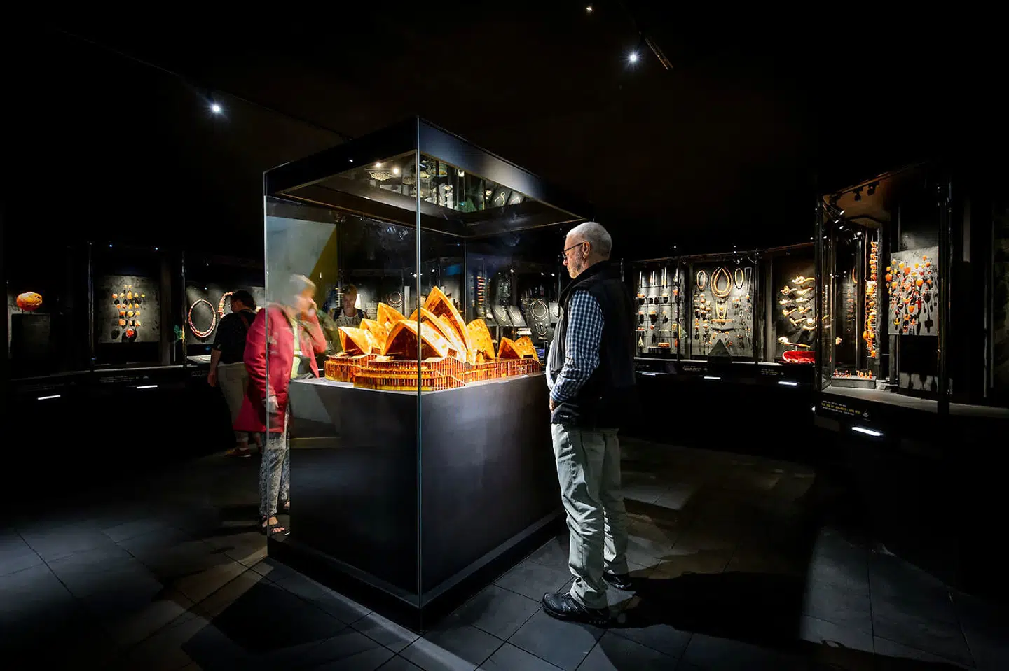 Selv om den er nok så speciel, kan man ikke rigtig koncentrere sig om ravmodellen af Operahuset i Sydney, når alt omkring én handler om bunkere og Anden Verdenskrig.