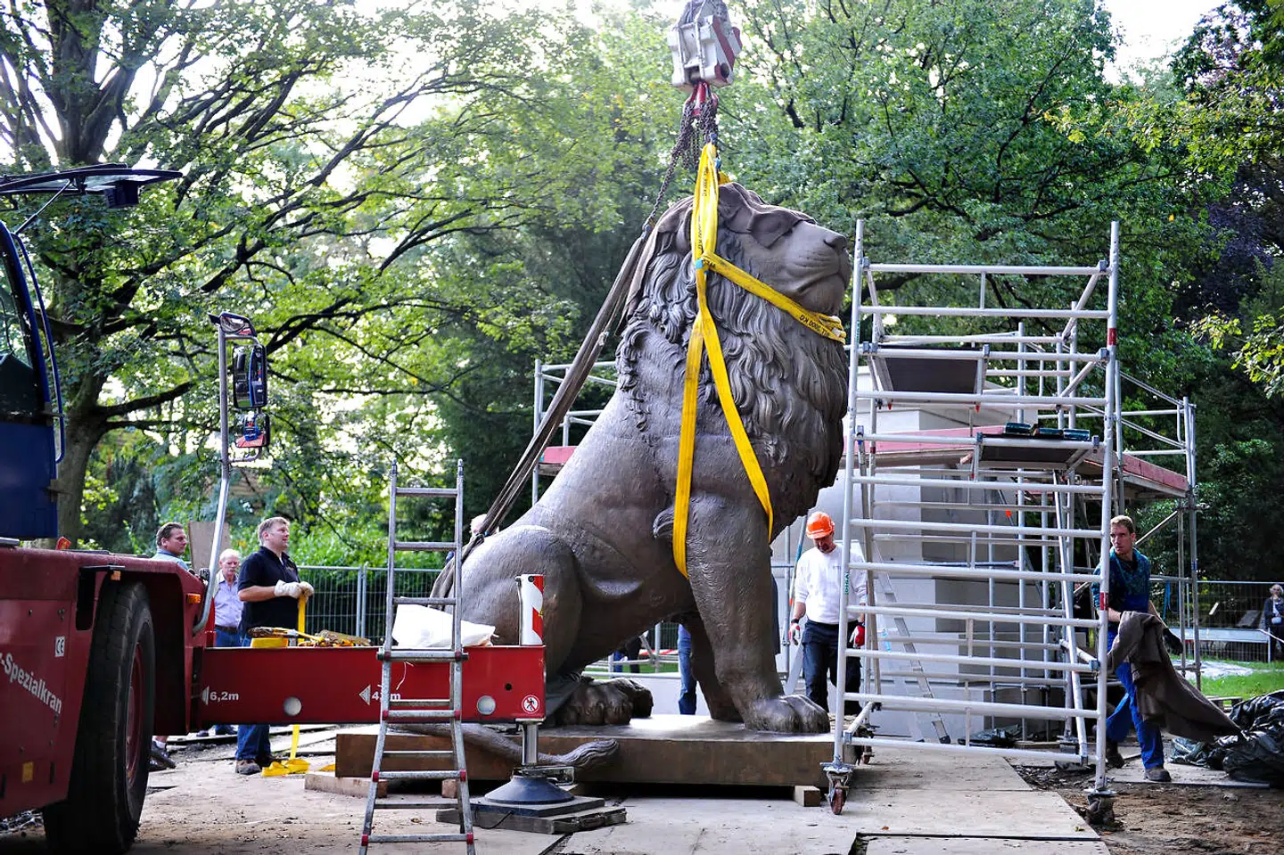 At fjerne monumenter fra den amerikanske borgerkrig i dag svarer til, at prøjserne fjernede Istedløven fra Flensborgs Gamle Kirkegård efter deres sejr i 1864, skriver Gunnar Biering. På fotoet sættes løven på plads i Flensborg.