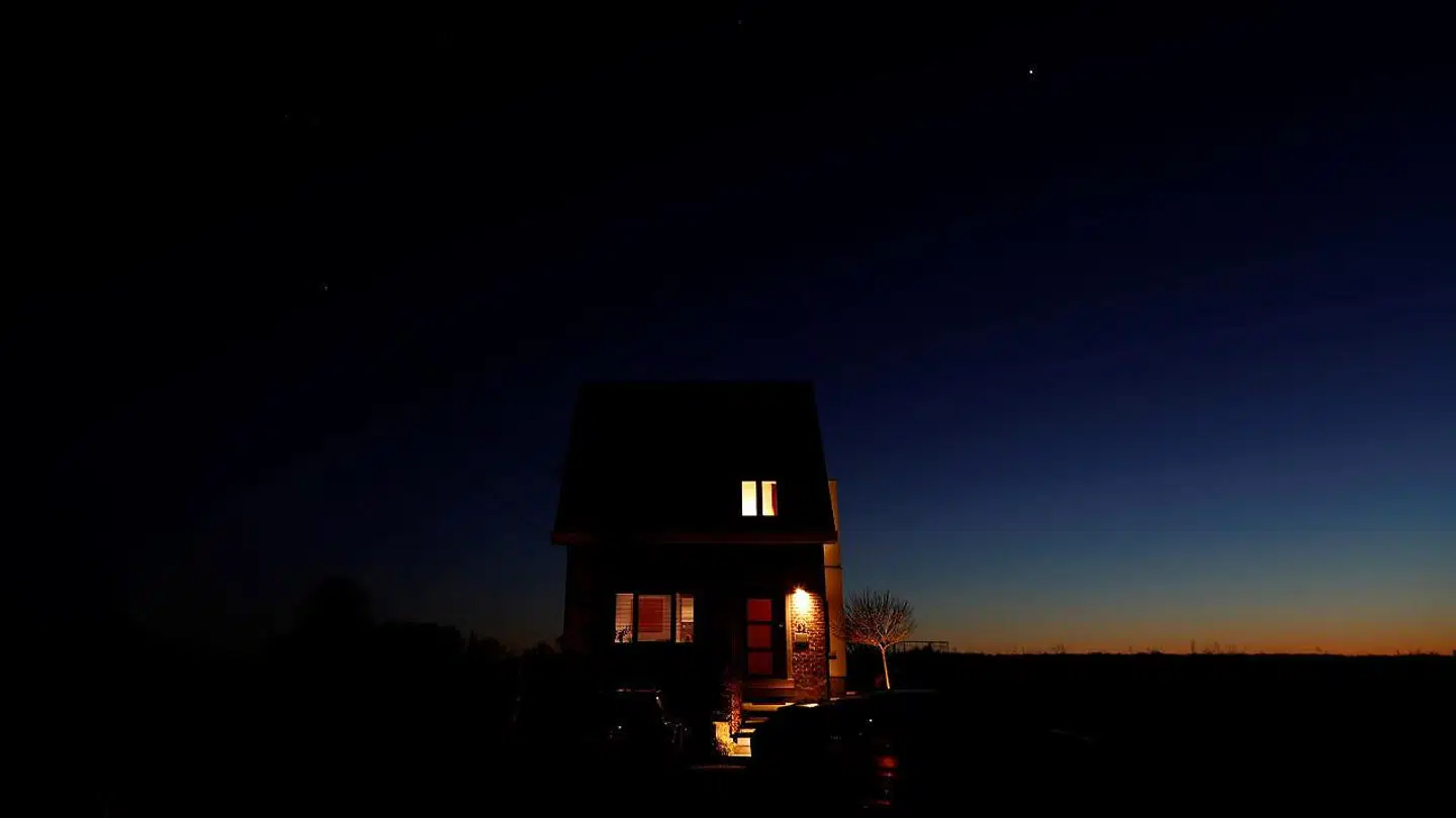 Læser man »Den onde søster«, når man befinder sig alene i et afsidesliggende sommerhus en mørk og blæsende nat, er den et udmærket tidsfordriv.