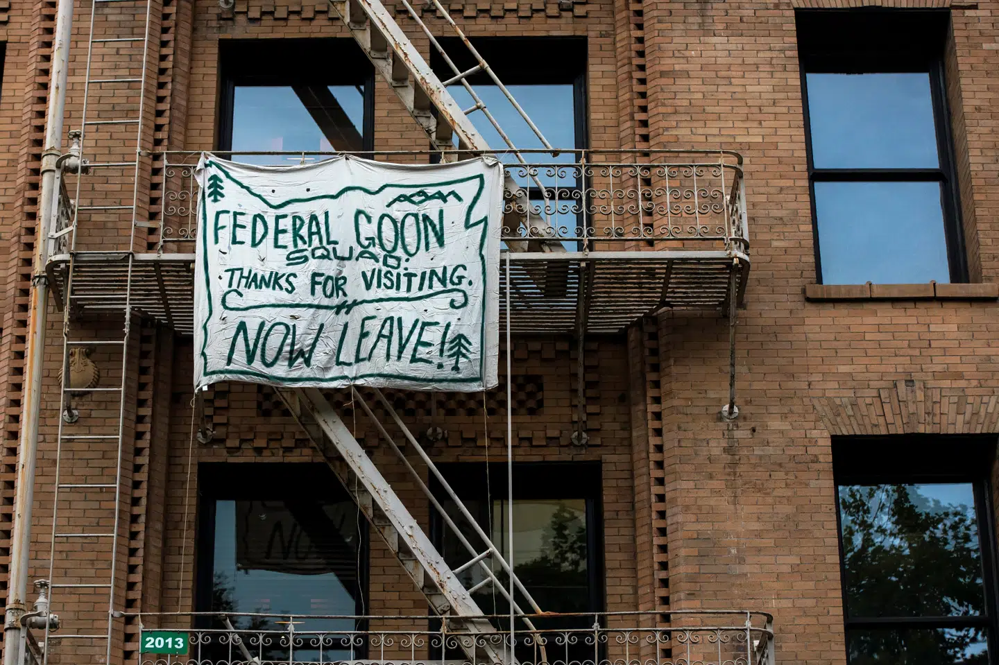 I Portland, Oregon, har føderale betjentes anholdelser af demonstranter fået skarp kritik. Her ses et banner med ordene Føderale bøller. Tak for besøget. Rejs væk igen nu. Nathan Howard/Reuters