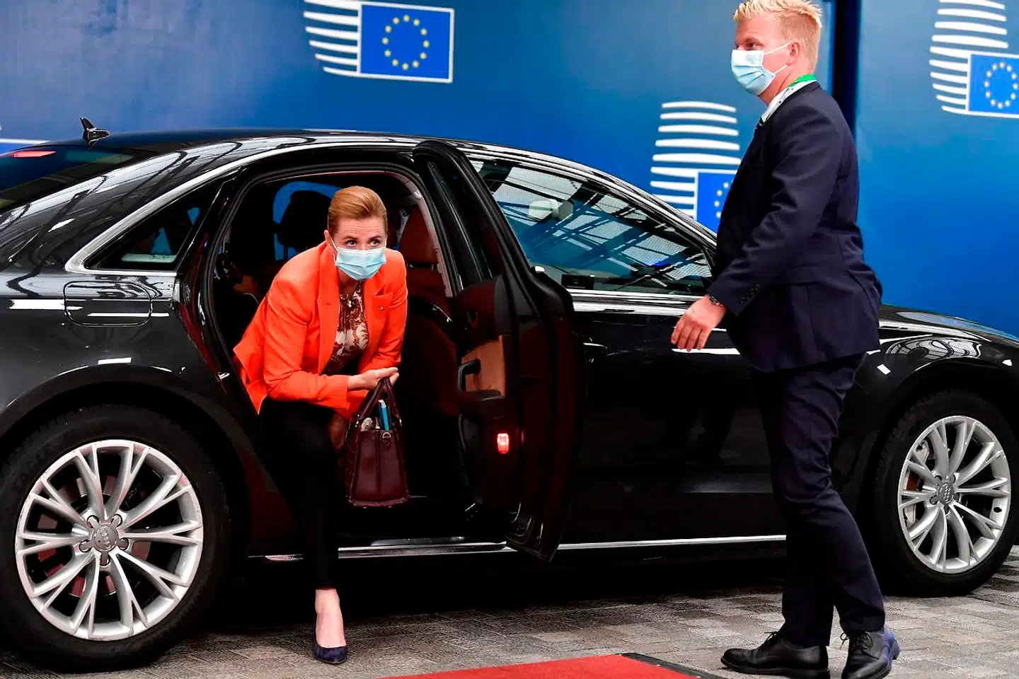 Mette Frederiksen ved ankomsten til topmødet fredag. Det var første gang, hun havde prøvet at have mundbind på, fortalte hun pressen ved ankomsten i lufthavnen. Under selve topmødet har regeringscheferne dog lov til at lægge det.