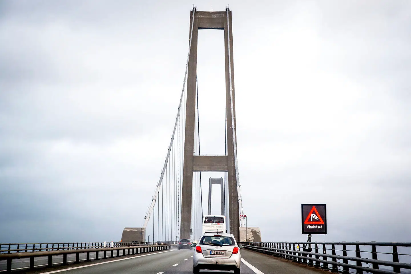 Politiet er på vej til Storebæltsbroen og kan umiddelbart ikke sige yderligere.