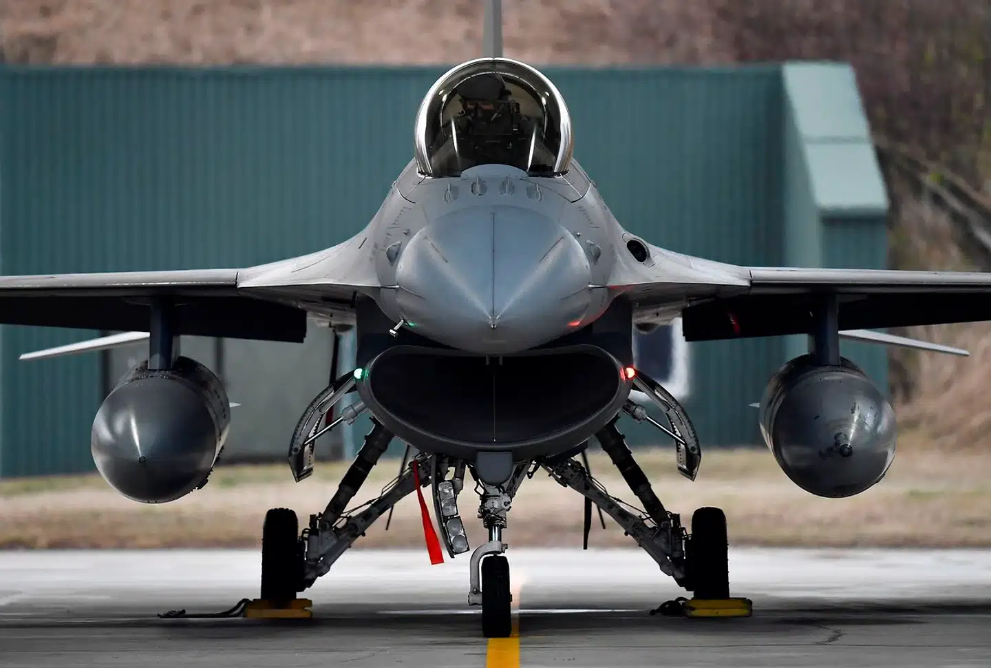 Arkivfoto. Flere danske F-16-fly har ved middagstid fløjet med særdeles høj fart op gennem Jylland på grund af en nødsituation, oplyser Forsvaret på Twitter.