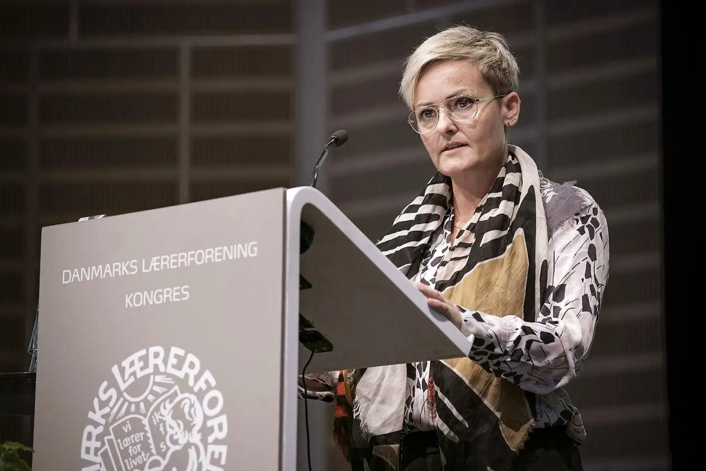 »Har Børne- og undervisningsminister Pernille Rosenkrantz-Theil fået et tilsvarende mandat til at blæse retræte på dele af folkeskolereformen, og vil ministeren lægge massivt pres på kommunerne for at indse, at deres totale sejr med lovgiverne i ryggen ikke skabte udvikling i folkeskolen, vil det åbne døren til en reel arbejdstidsaftale?« skriver Dennis Kristensen.