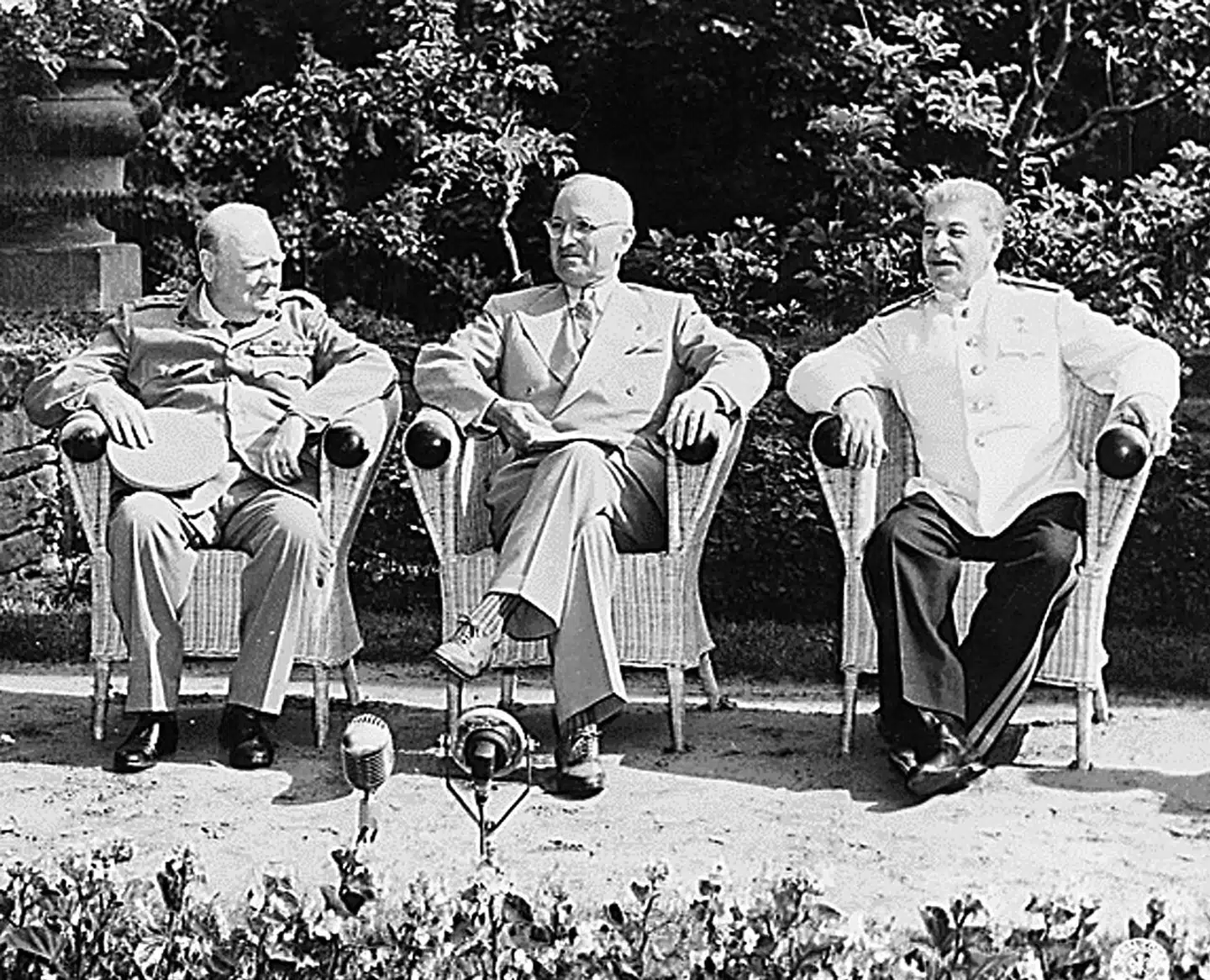 Britiske Winston Churchill, amerikanske Harry S. Truman og sovjetiske Josef Stalin under Potsdam-konferencen i 1945.