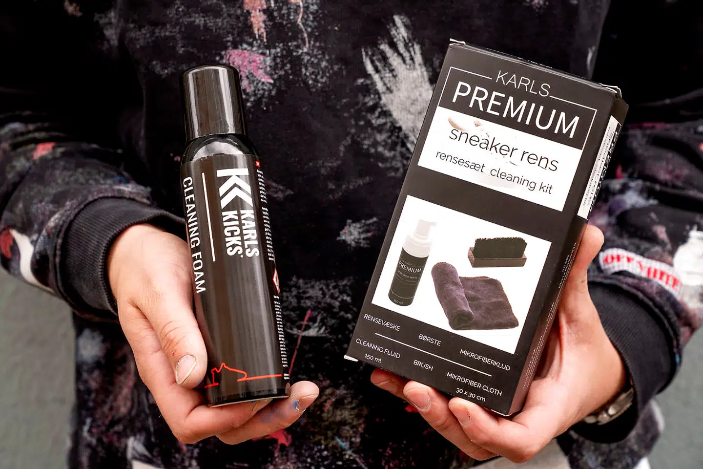 Til venstre et af Karl Faurholts egne produkter under KarlsKicks-brandet – i dette tilfælde en renseskum. Til højre Karls Premium-sneaker-rens produceret af Ronald A/S og solgt i Netto.