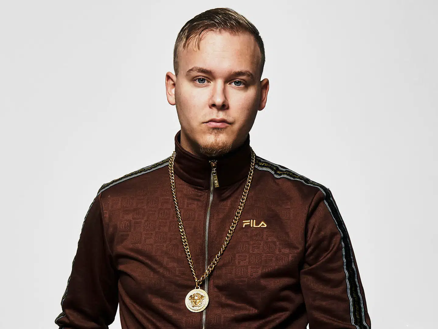 25-årige Englando udgør, sammen med Balken og Munken, den populære hiphoptrio Ude Af Kontrol. Ikke en kedelig trio. Under Smukfest i 2019 måtte deres koncert afbrydes to gange, fordi publikum var for vilde.