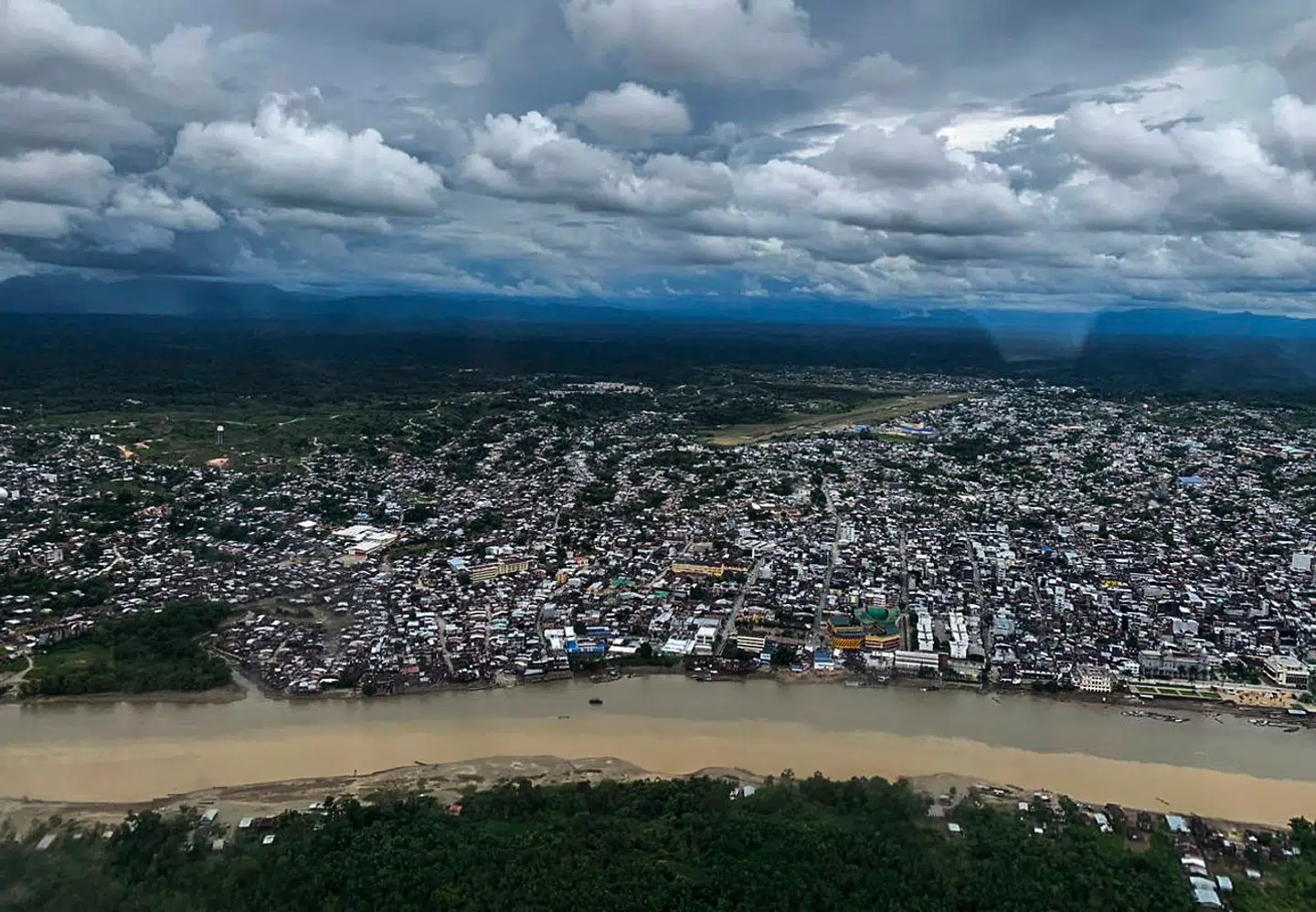 Tumaco er en lille fattig havneby i Colombia, og indbyggerne skal overholde hårde coronarestriktioner. Hvis de forlader deres hjem under udgangsforbuddet, som begynder efter klokken 17, står der bevæbnede mænd klar til at sende dem hjem igen.