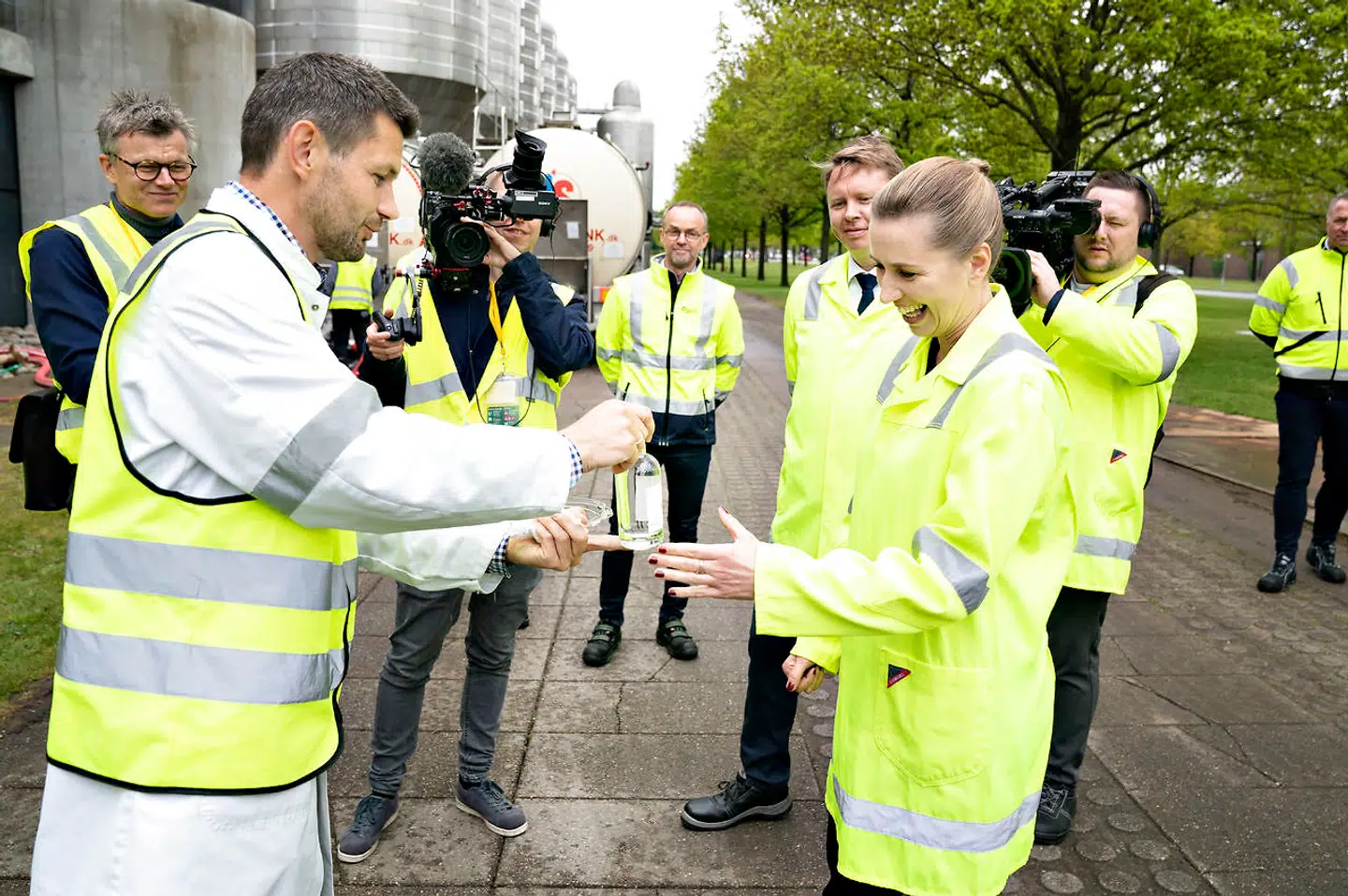 Arkivfoto. Statsminister Mette Frederiksen besøgte Carlsberg i Fredericia tilbage i maj. Carlsberg iværksatte sammen med Ørsted og Re Holding produktionen af alkohol til håndsprit på Ørsteds tidligere anden generations bioethanolanlæg.