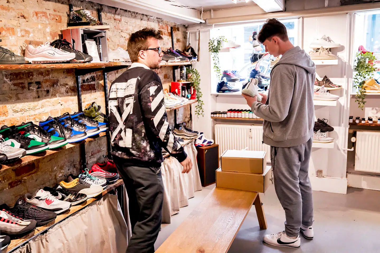 Da Karl Faurholt begyndte at interessere sig for sneakers, var det mest en ting i USA. Siden er interessen i højere og højere grad krøbet over Atlanten til Danmark. »I dag går stort set alle unge mennesker op i sko,« siger Karl Faurholt.