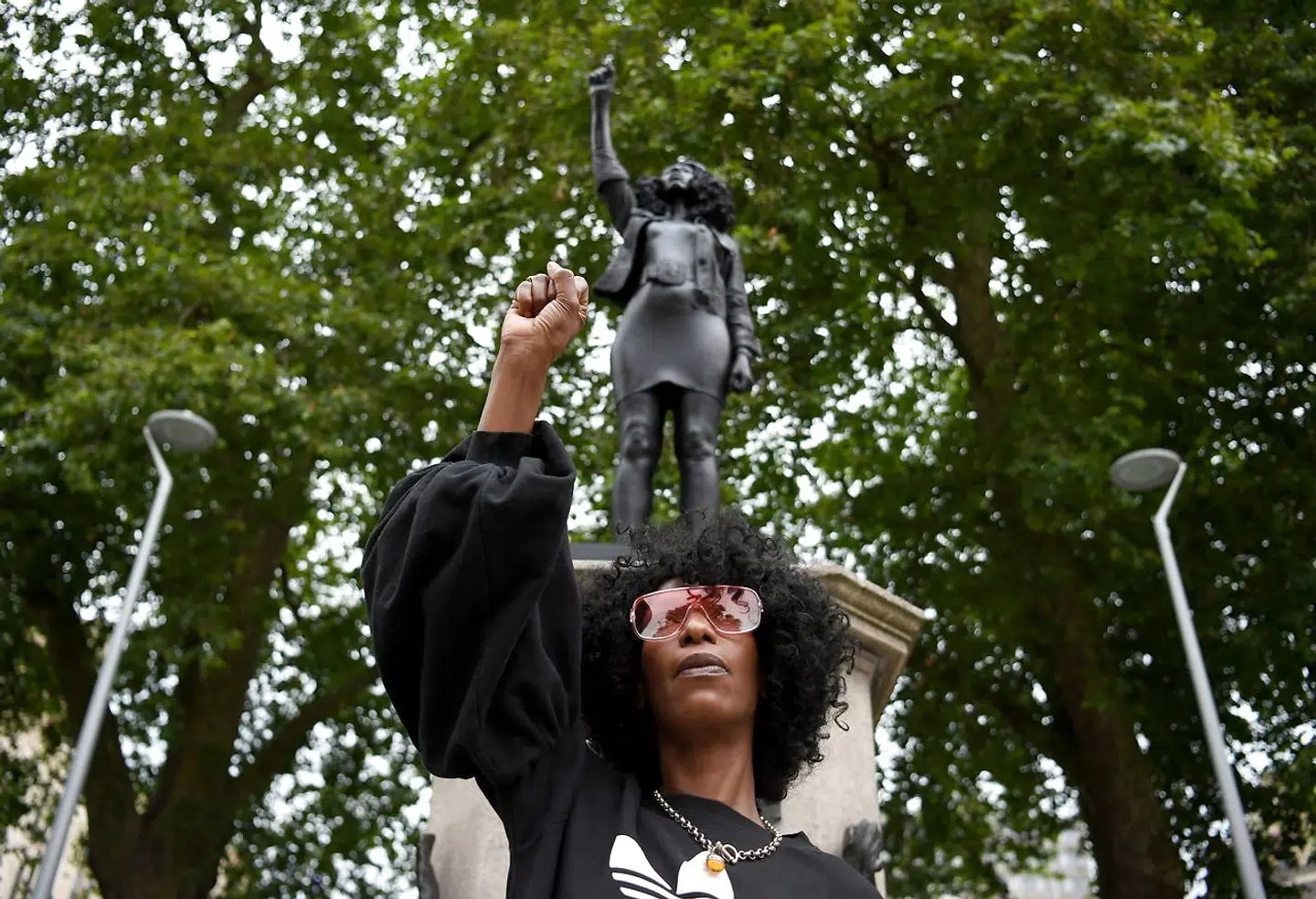 Jen Reid foran den nye statue i Bristol, der forestiller hende selv.