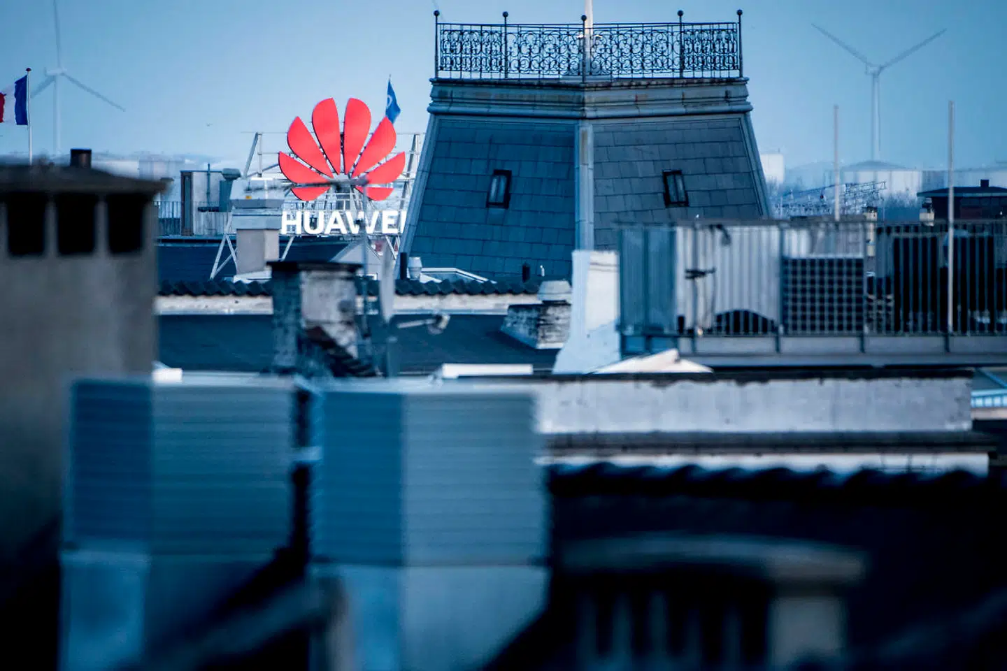 Huawei-reklame på Kongens Nytorv i København. Nu viser en aktindsigt, at Huawei står bag en omfattende lobbykampagne rettet mod den danske udenrigstjeneste.