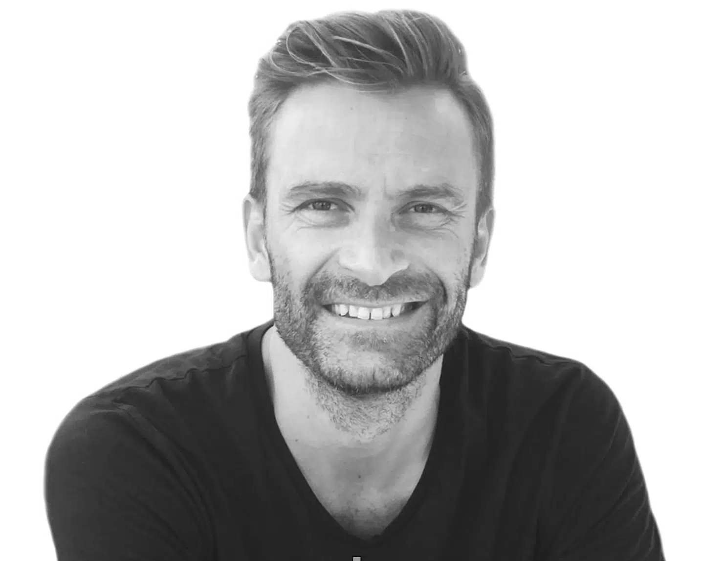 »På den ene side er »Stakkels Jim« en letlæselig og (desværre) alt for hurtigt overstået page turner. Men på den anden side er bogen også et eksistentielt bungy jump ned i livets suppedas, hvor for evigt ubesvarede spørgsmål a la »hvem er jeg« og »hvad er meningen med det hele« svømmer synkront med selve døden,« skriver Jakob Genz i sin anmeldelse af »Stakkels Jim« af Finn Janning (foto).