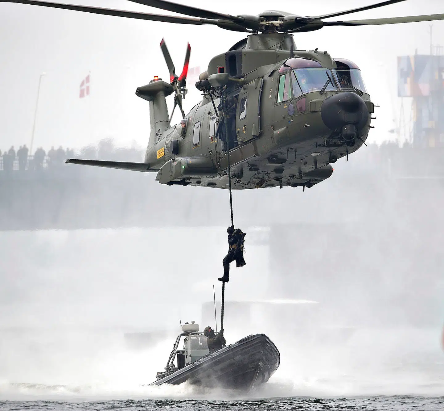 Jægerkorpset, her under en opvisning i havnen i Aalborg, har nu ansat en kvinde, der skal stå i spidsen for at oprette en uddannelse specifikt målrettet kvinder.