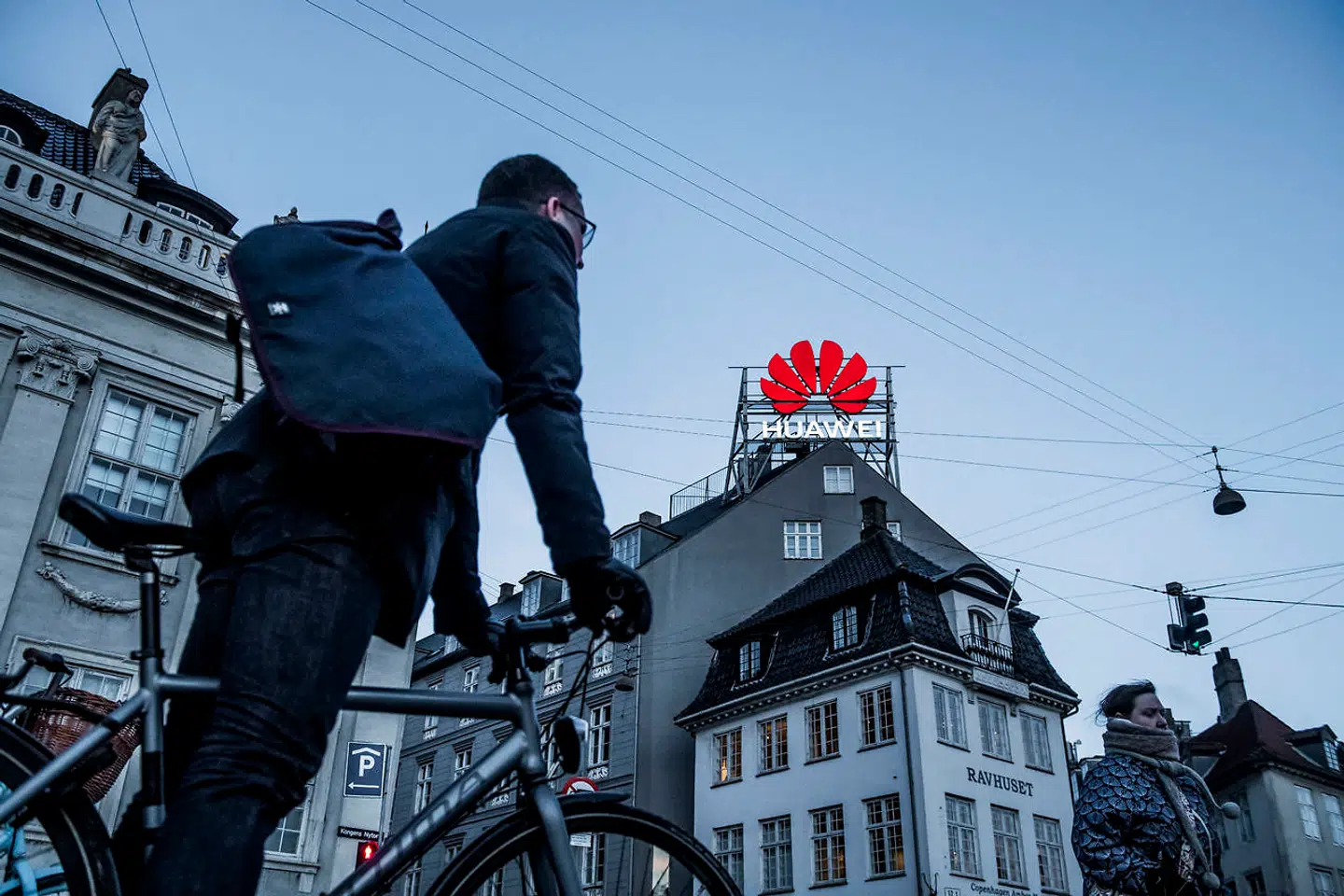 »Der er en tendens til at anskue Huawei som en hvilken som helst anden IT-virksomhed og skøjte let hen over, at telegiganten nærer tætte bånd til et diktatur og er med til at understøtte massive overtrædelser af menneskerettighederne,« skriver Pierre Collignon i denne kommentar.